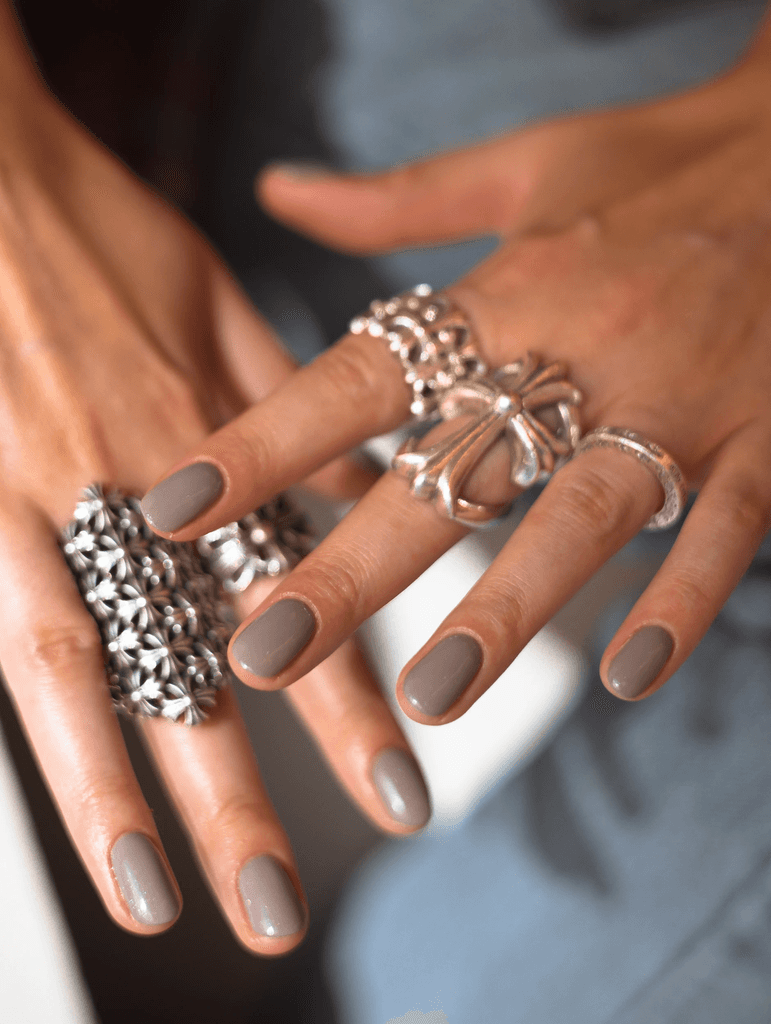 Manucure grise Manikya