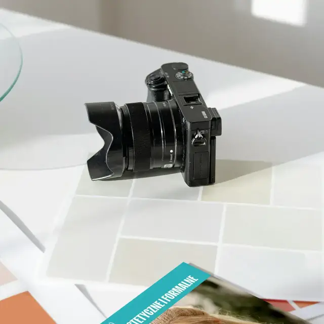 ilustracja przedstawiająca komputer oraz aparat fotograficzny