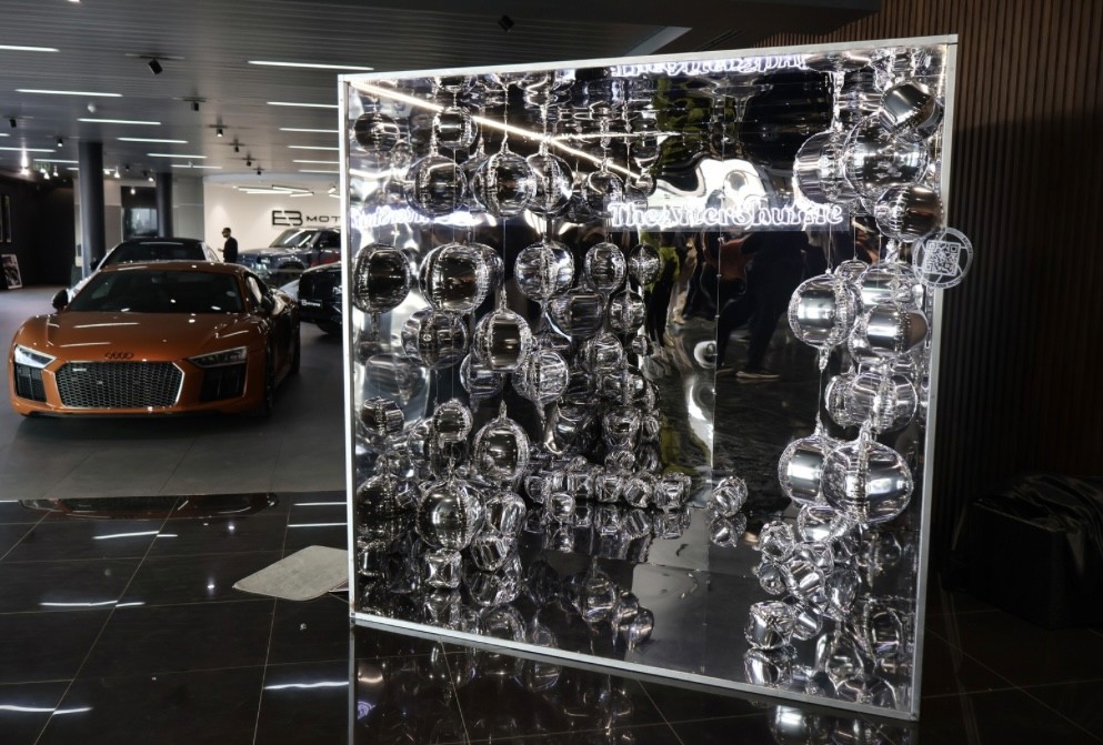 Baluma Mirror Cube – immersive photo booth with mirrored walls and chrome spheres for weddings, parties, and brand activations in South Africa.