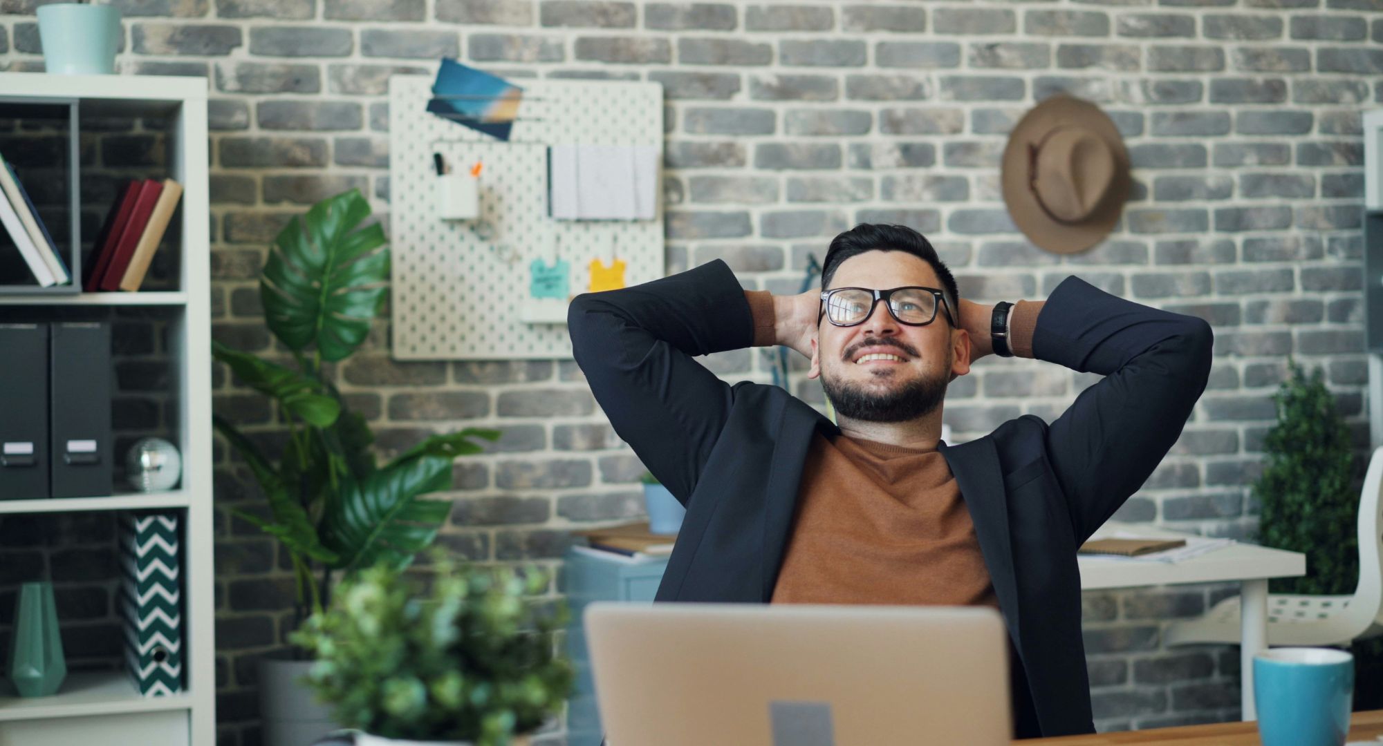 empreendedor feliz em seu negócio