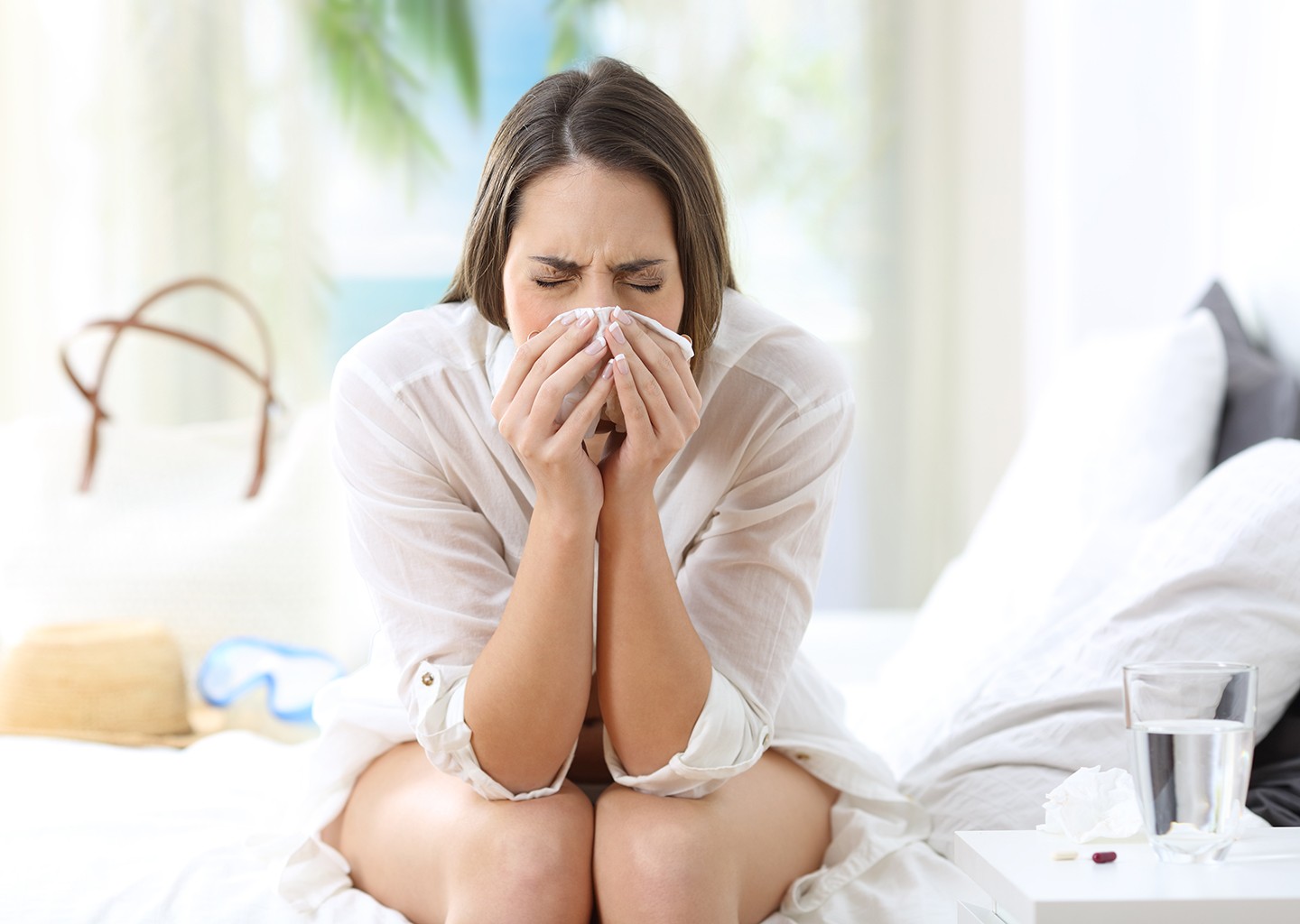 Persona malata visibilmente malata, dalla finestra mare con palme