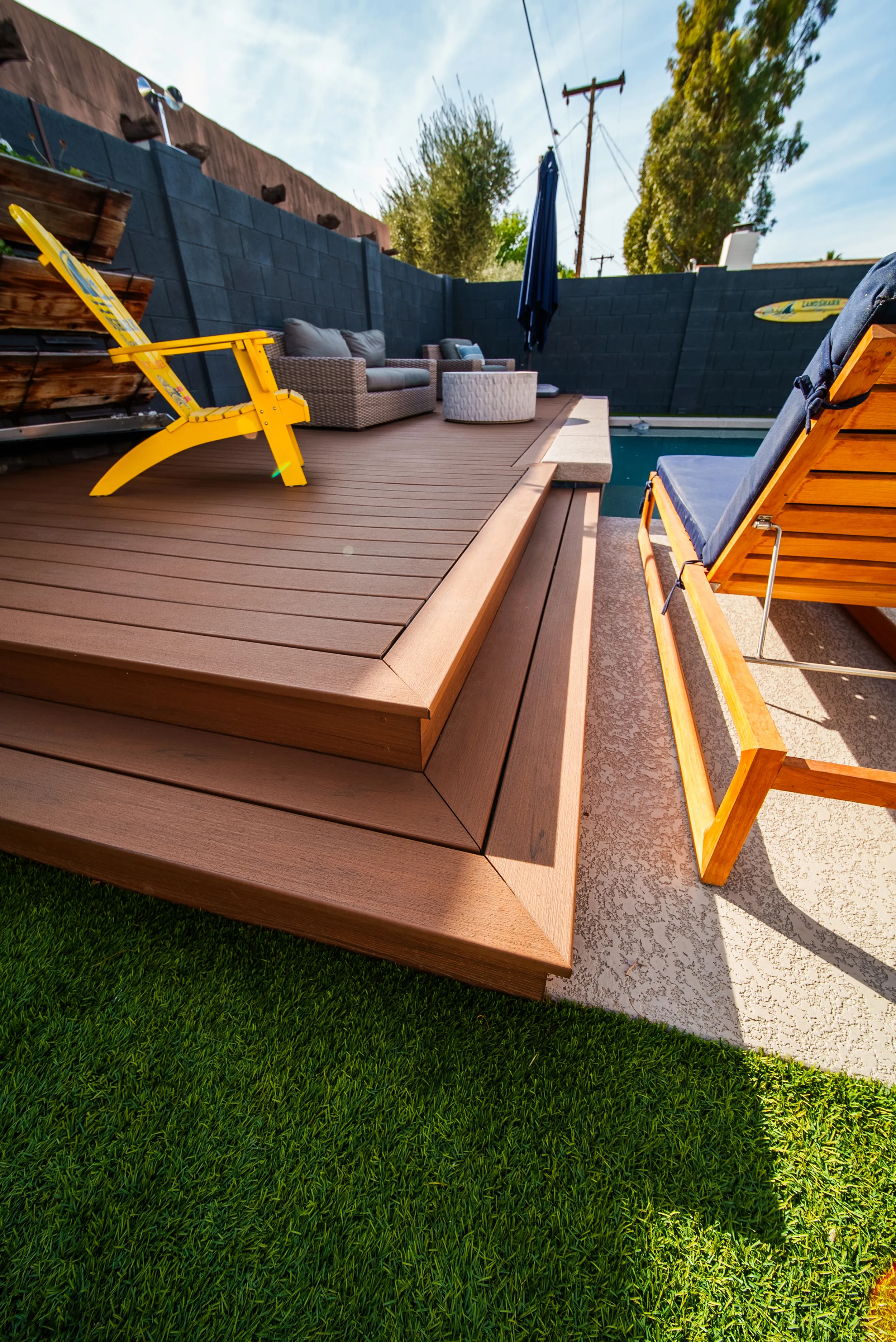 HBC Desks – A Contemporary Poolside Sanctuary with Trex Transcend Lineage decking