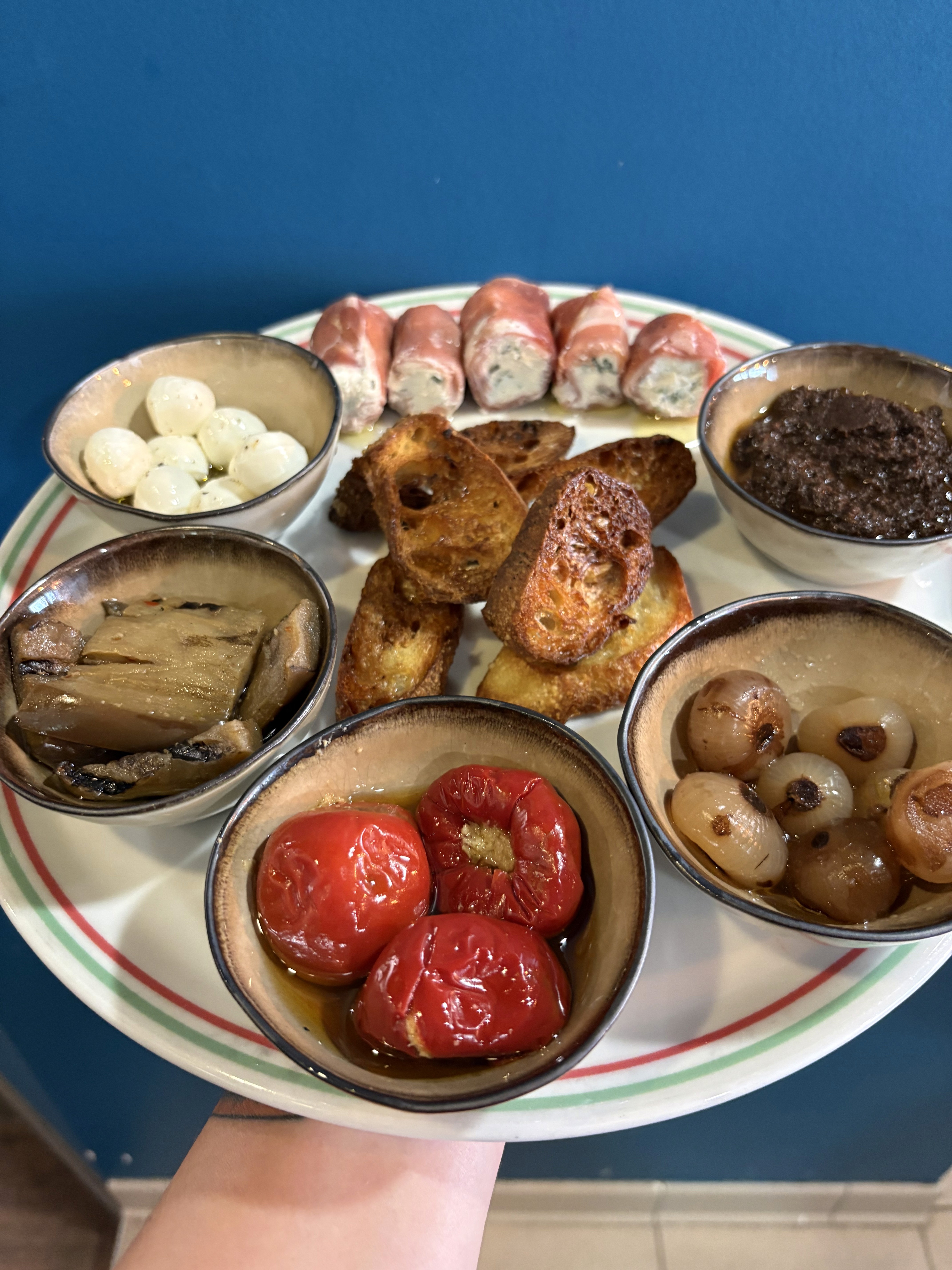 Assortiment d’antipasti italiens : charcuteries, fromages et légumes