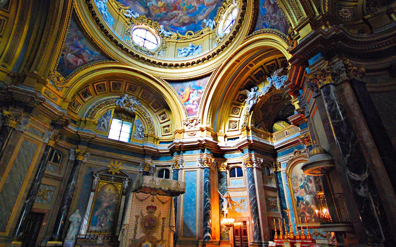 ภายในพระบรมมหาราชวังที่มีเพดานและเสาคลาสสิกโดดเด่น ประดับด้วยจิตรกรรมฝาผนังที่ละเอียดและการตกแต่งสีทอง.