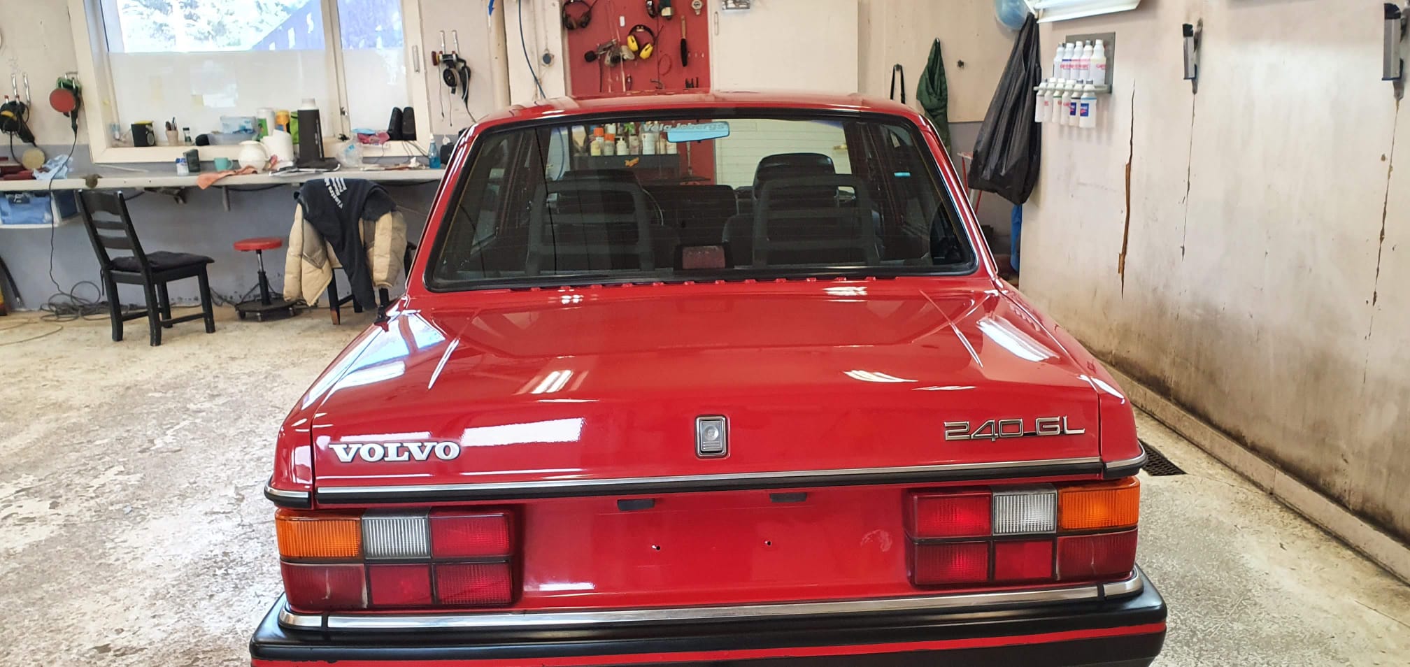 Rød Volvo 240 etter behandling hos Vinstra Bilvask