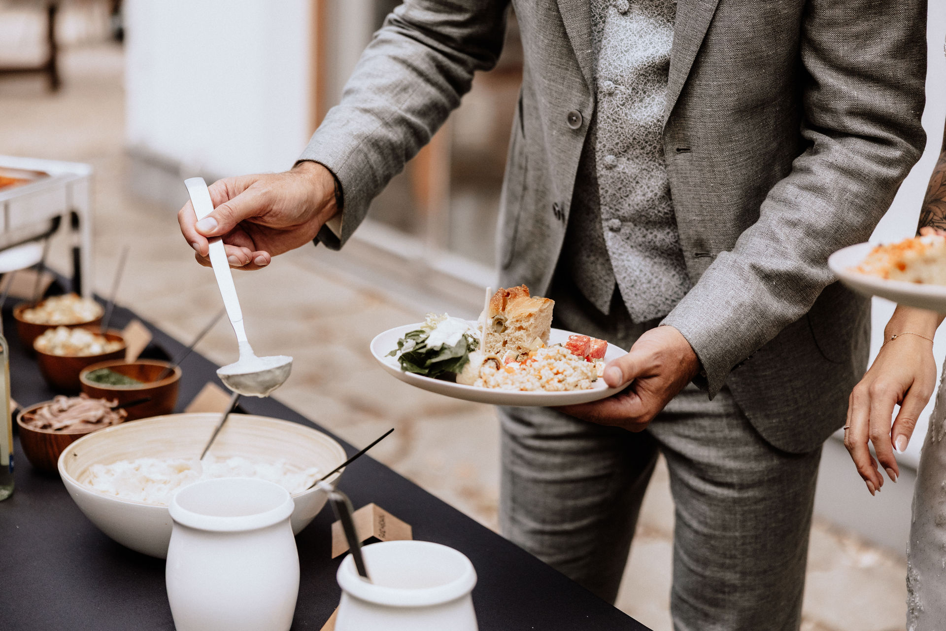 Ein festlich gedeckter Hochzeitstisch mit italienischem Catering in Albstadt von MT-Catering.