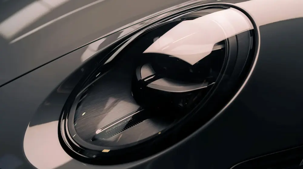 Après nettoyage du phare avant d’une Porsche 911 propre et net