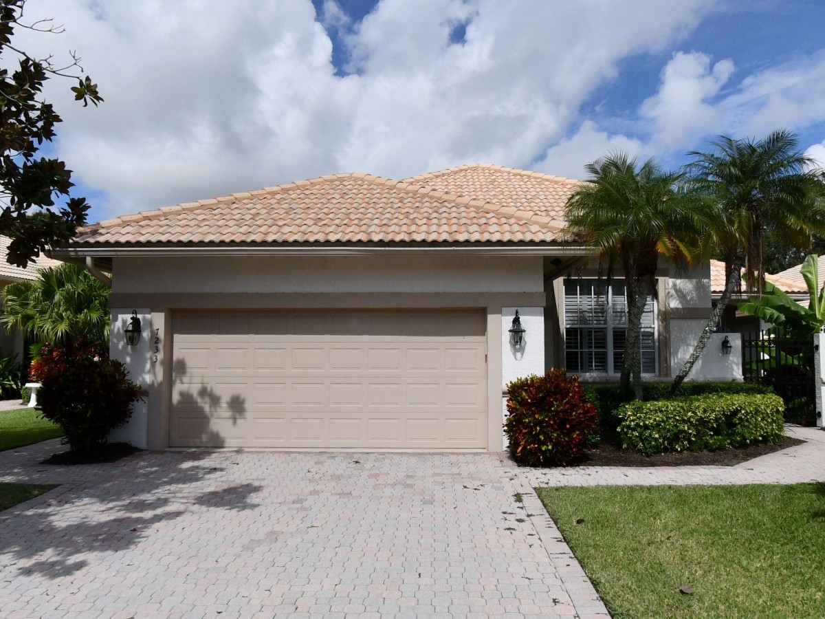 1994 New Roof Construction in Mystic Pines, PGA Village, Port St Lucie with Pioneer Hacienda Tile in Morocco Slurry