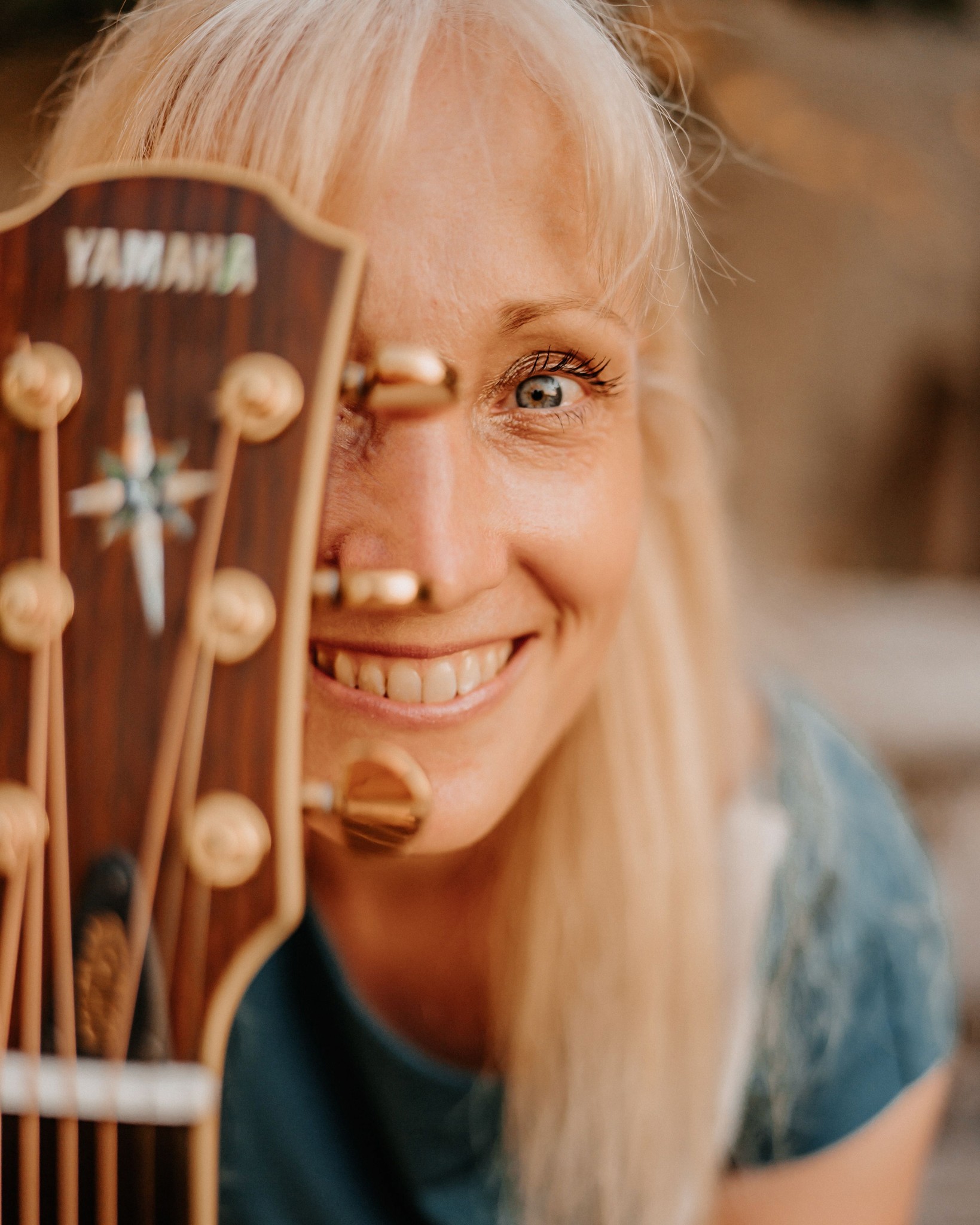 Detailansicht der Akustikgitarre von 'Yvonne Gesang & Gitarre' – handgemachte Live-Musik für euren Hochzeits-Empfang oder Dinner.