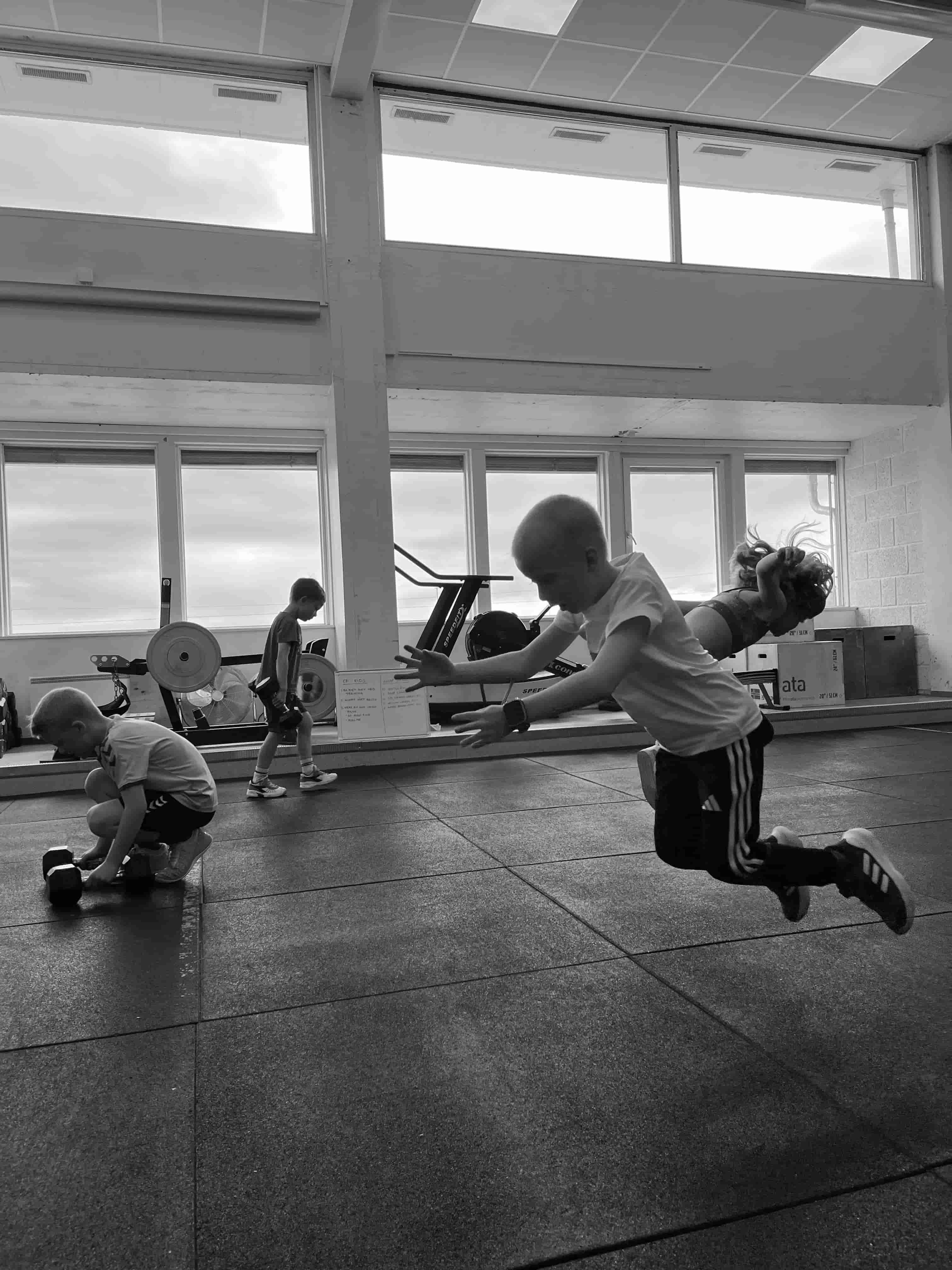 Barn trener under ei CrossFit Kids økt