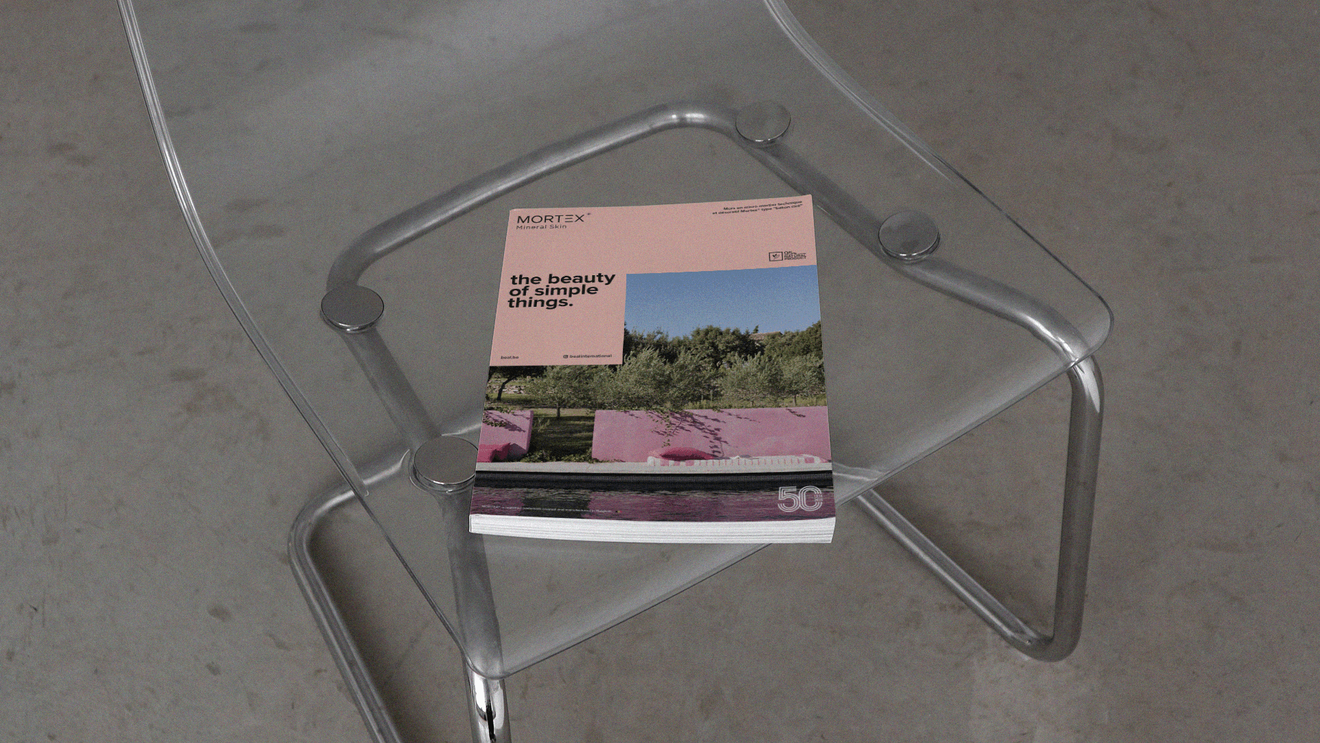 Une scène studio minimaliste mettant en scène une pile de brochures Mortex posée sur une chaise en acrylique transparente. Les lignes épurées, la lumière douce et la couverture rose pâle installent une ambiance calme, moderne et clairement orientée design.