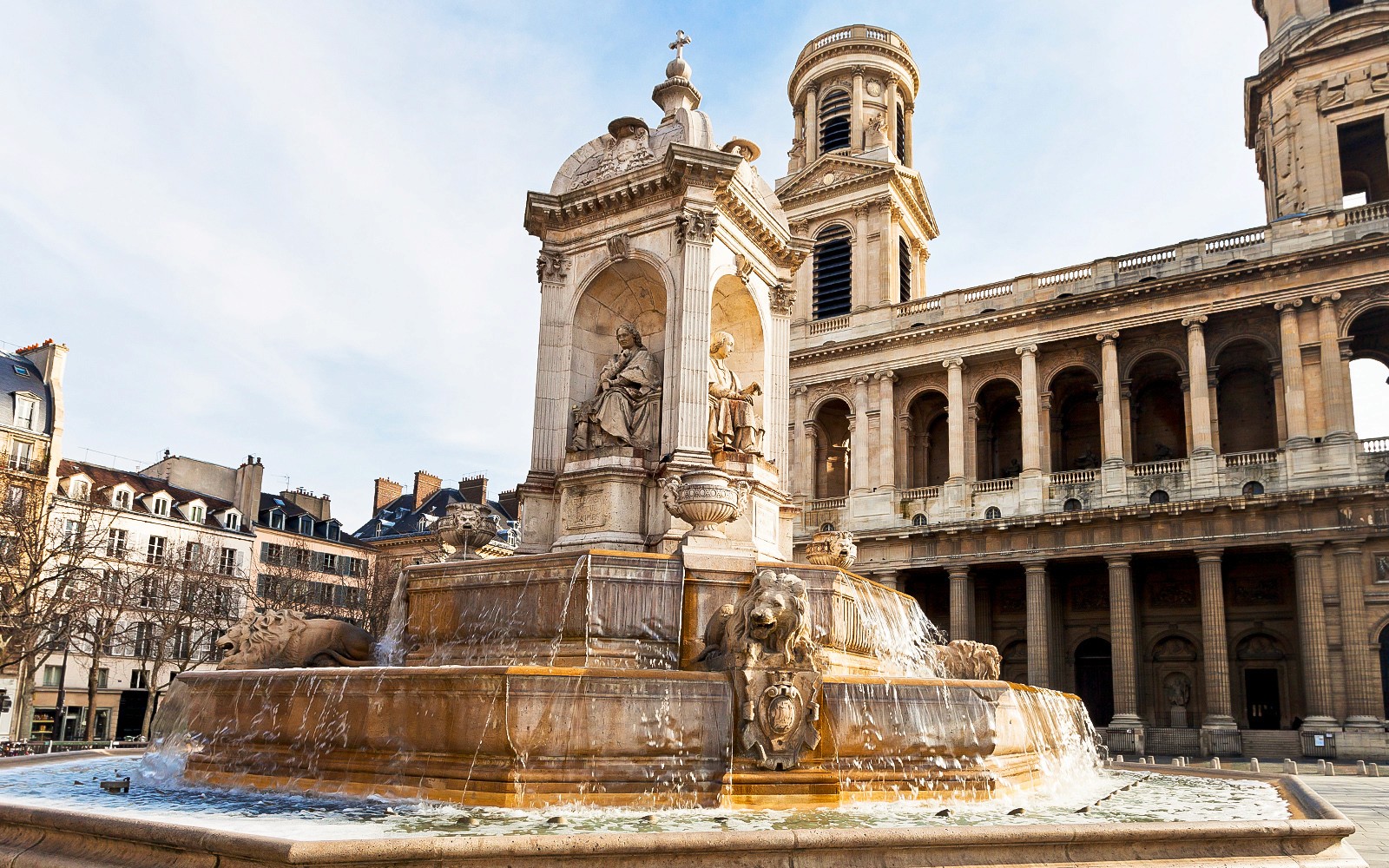 在圣日耳曼德佩的导览徒步游中参观巴黎圣苏尔皮斯教堂的喷泉。