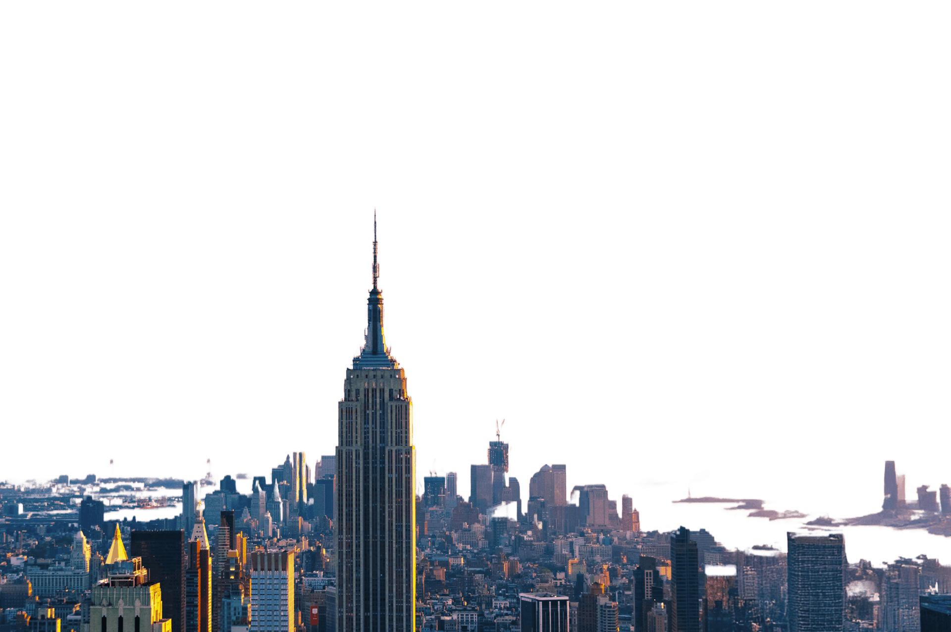 Luftaufnahme des Empire State Building in New York City mit anderen Wolkenkratzern während des Sonnenuntergangs.