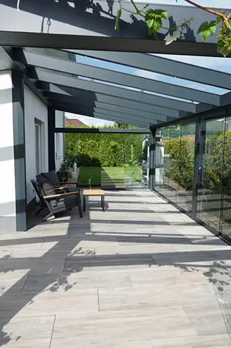 Terrassenverglasung mit Glasschiebeelementen und Glasdach als Sommergarten
