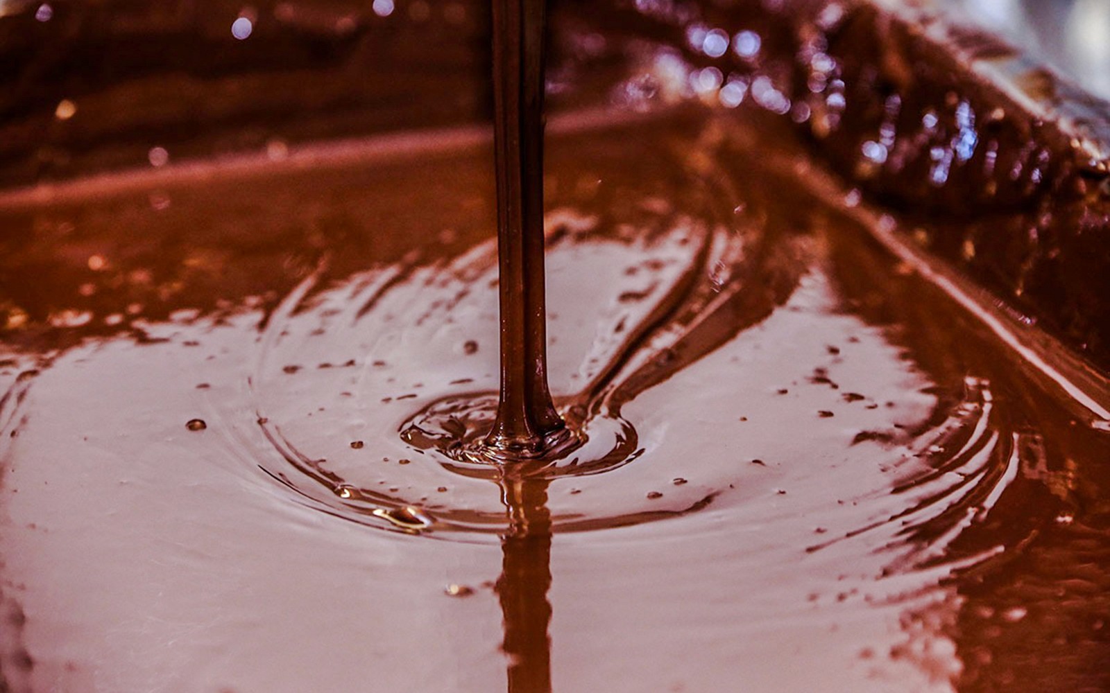 Csokoládé fudge öntése a Choco-Story Brüsszel Múzeumban.