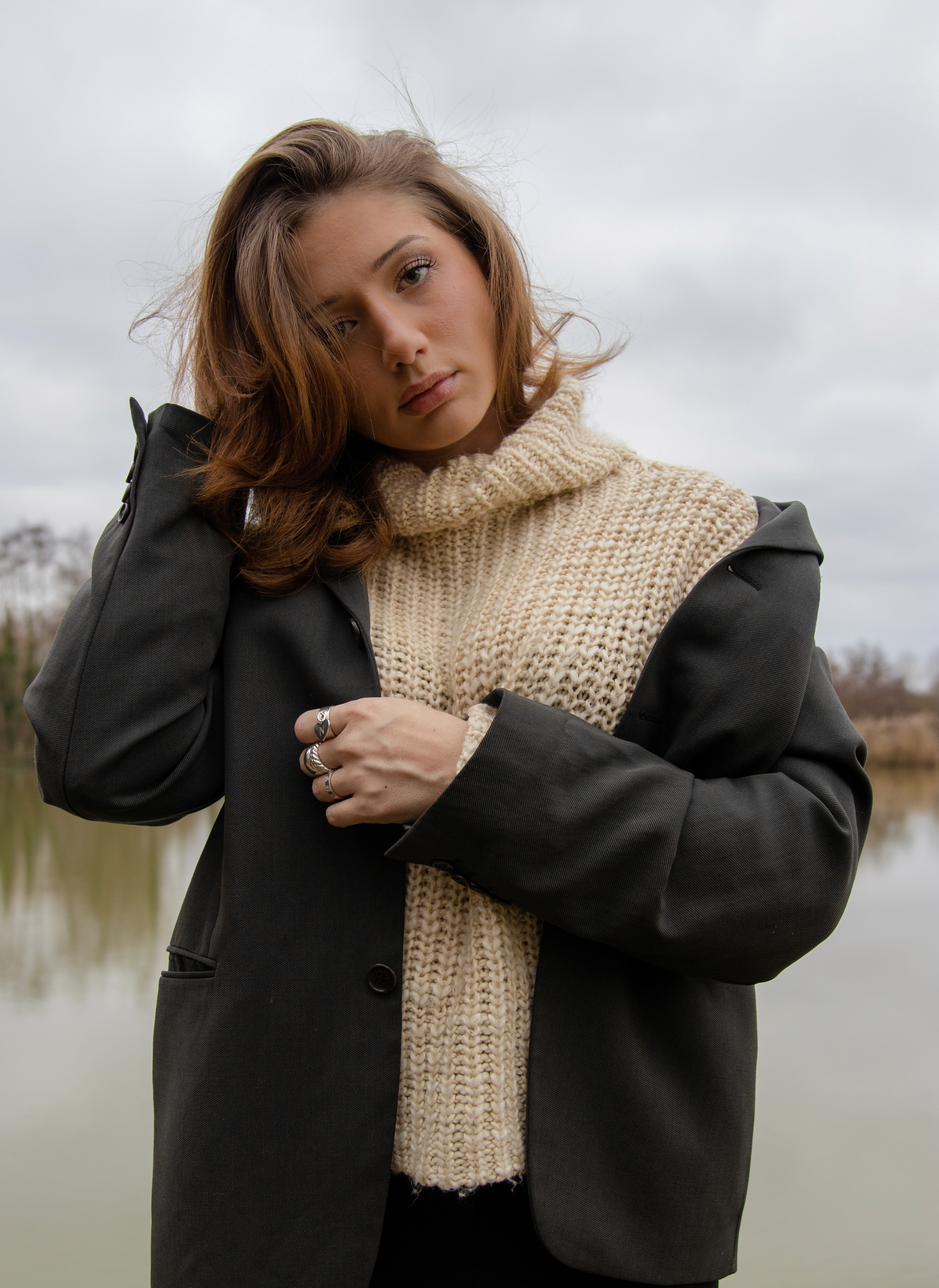 Une personne féminine pose pour un shooting photo en extérieur