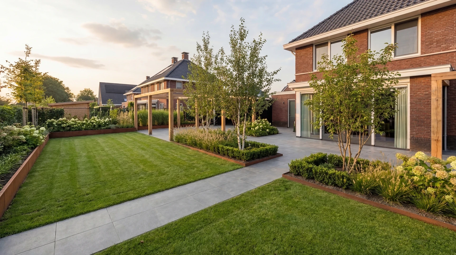 Een goed onderhouden tuin bij een moderne bakstenen woning met een terras en groenvoorzieningen.