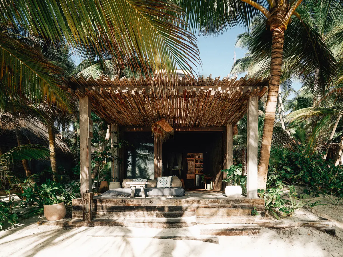 Oceanfront Room en Nômade Tulum, con área de descanso al aire libre con sombra estilo cabaña y vista directa al océano.