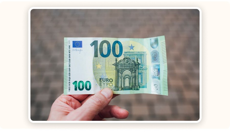 Image d'un billet de 100 euros illustrant la question du rapport qualité/prix et des différentes options tarifaires pour Niche Scraper, entre version gratuite et payante.