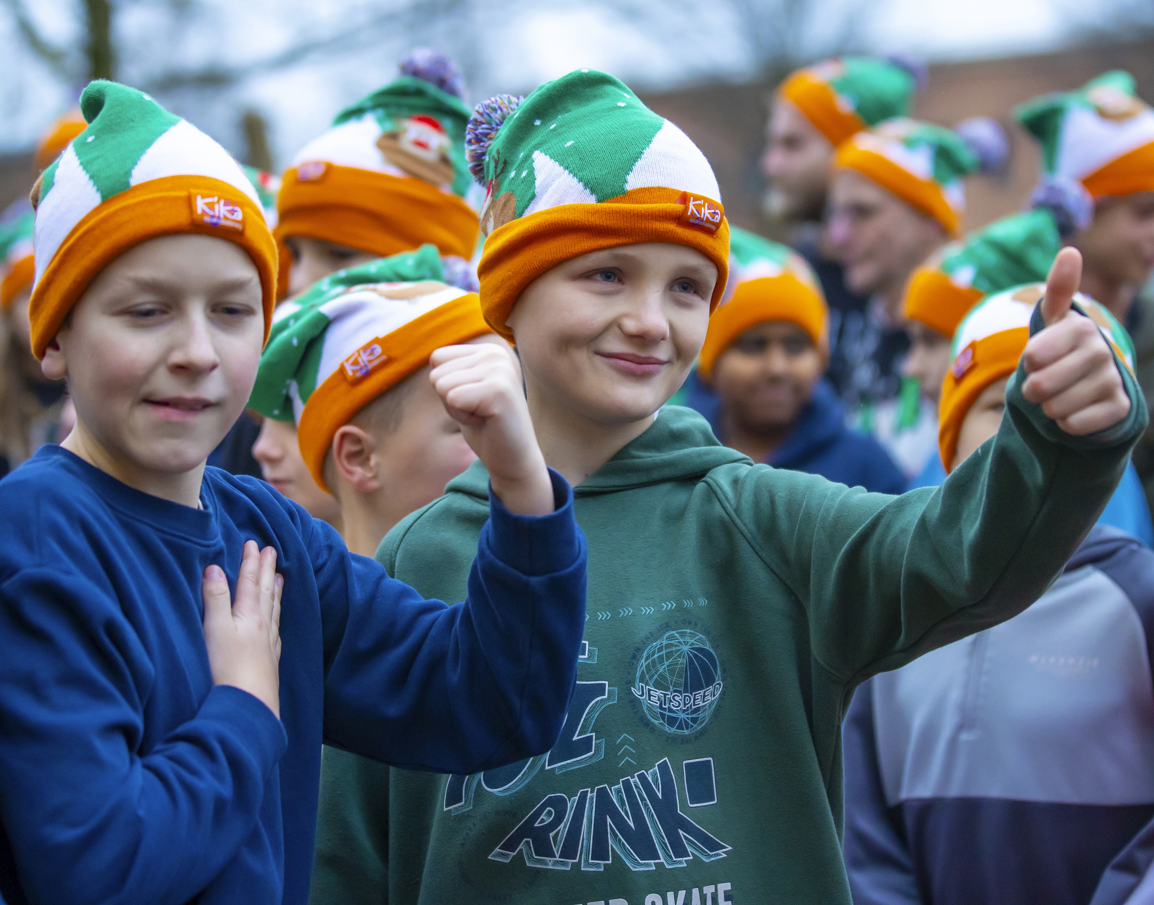 Kinderen met mutsen voor KiKa Korte Broek