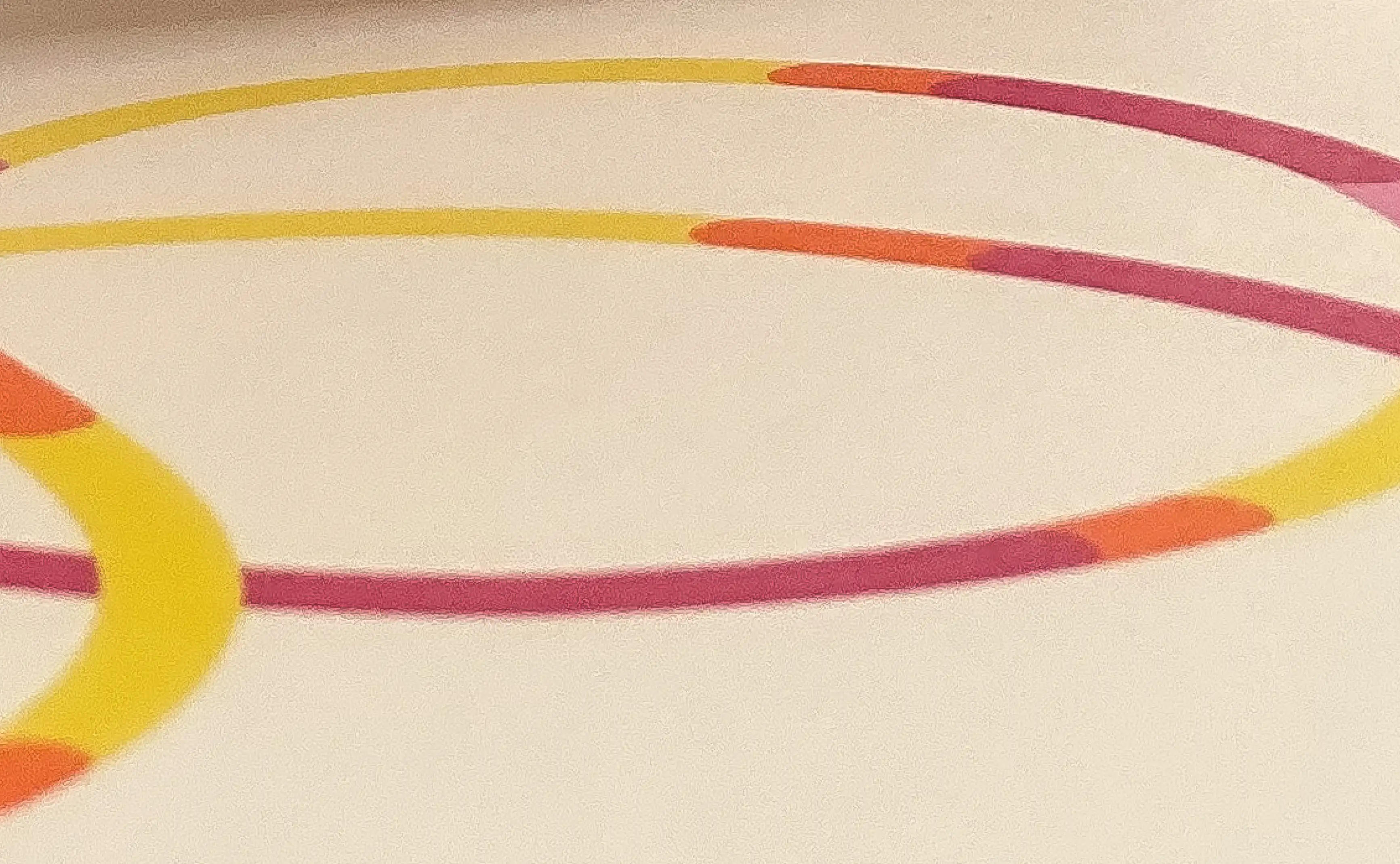 Detalle de un patrón gráfico compuesto por líneas curvas entrelazadas en tonos magenta, naranja y amarillo sobre fondo crema. El diseño tiene un estilo limpio y fluido, con transiciones suaves entre los colores que evocan movimiento y energía.