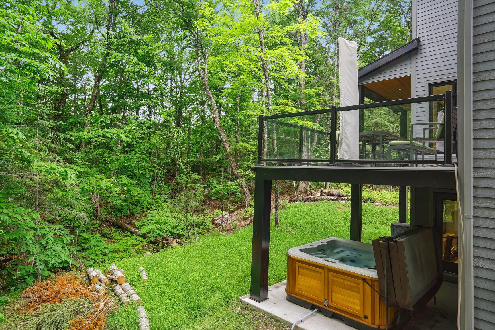 Niveau jardin et espace spa sous terrasse.