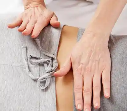 Soins de kinésithérapie contre les douleurs pelviennes pratiquée par Marine Evrard.