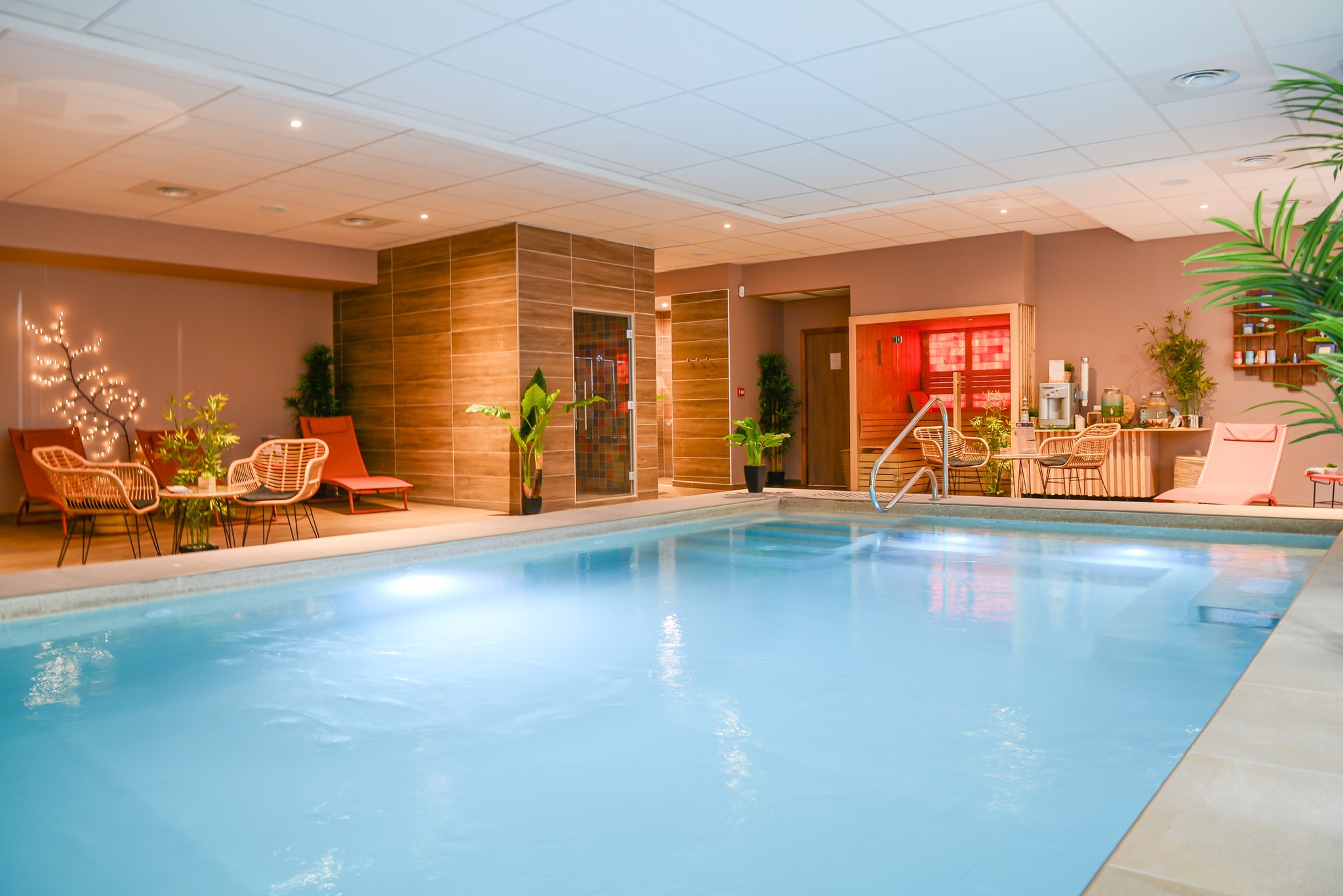 Piscine intérieure chauffée du spa Les Sources d’Allauch à Allauch, espace détente et bien-être