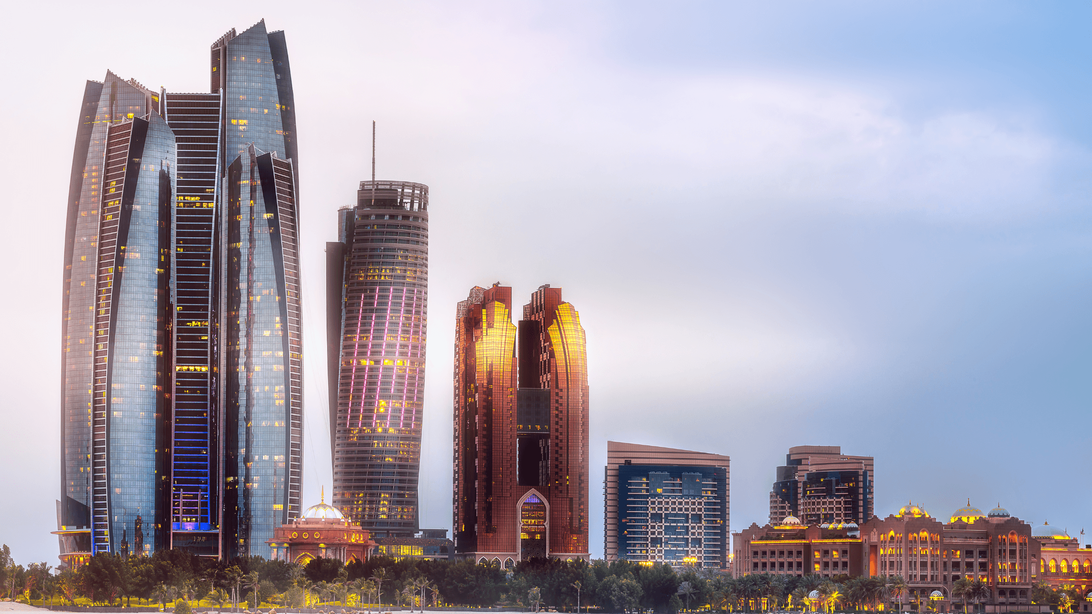 Skyline des Finanzdistrikts der VAE – repräsentiert die durch KI getriebene digitale Bankeninnovation und nahtlose Kundenerfahrungen