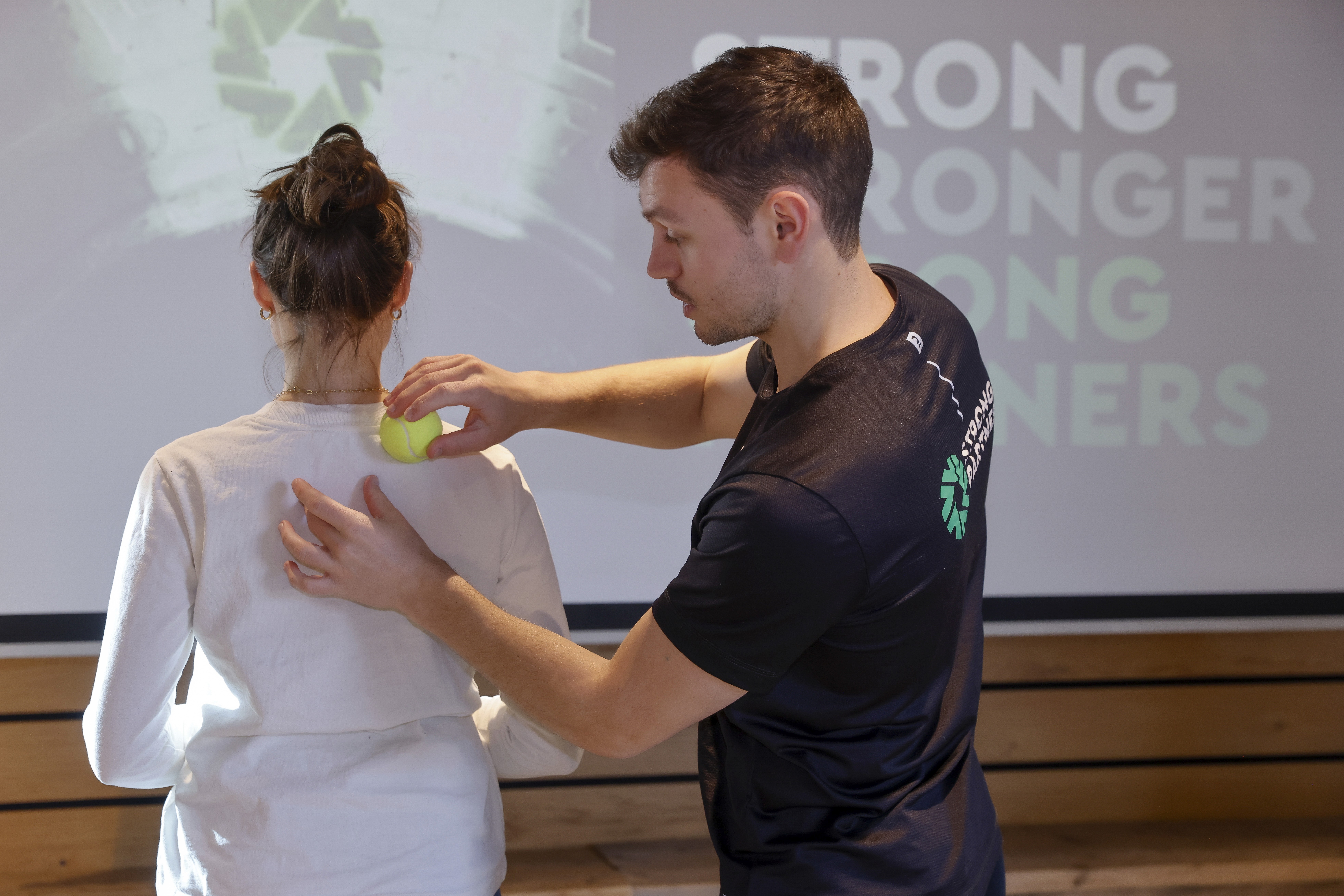 Strong Partners Coach zeigt Übungen im BGM-Kontext gegen Rückenschmerzen - Prävention