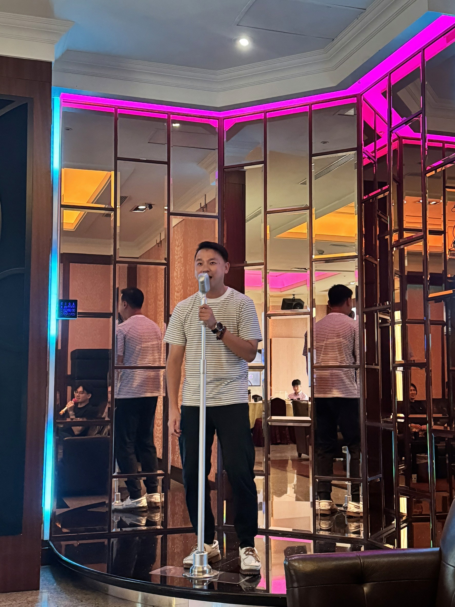 RVi menber singing on the stage