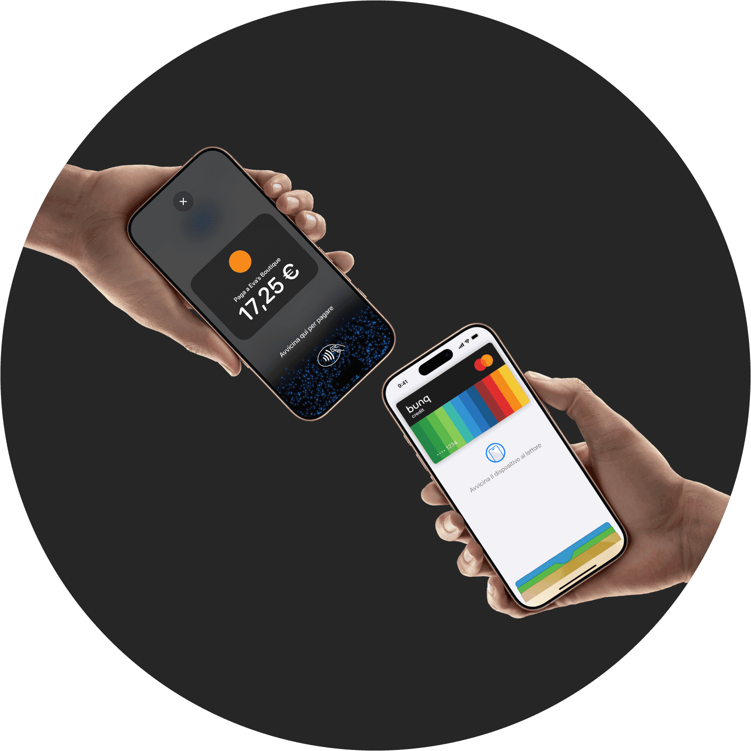 Una persona che tiene un lettore di carte e uno smartphone con un'app di pagamento digitale durante una transazione.