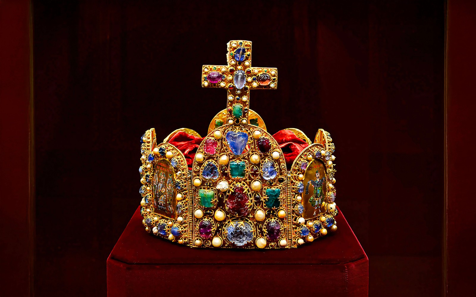 Corona del Sacro Imperio Romano exhibida en la Tesorería Imperial de Viena.