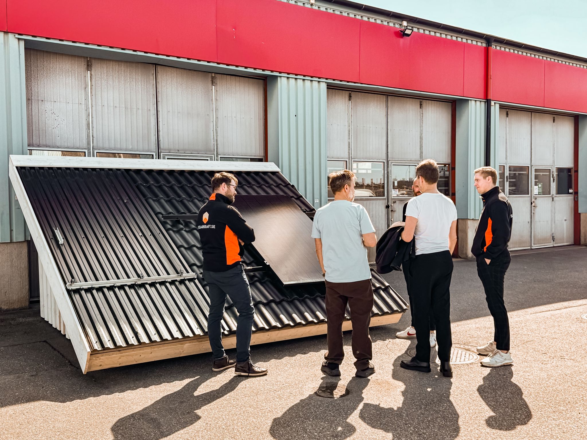 Solpaneler installerade på villatak