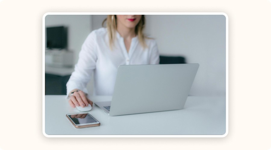 Person analyzing live Shopify sales.