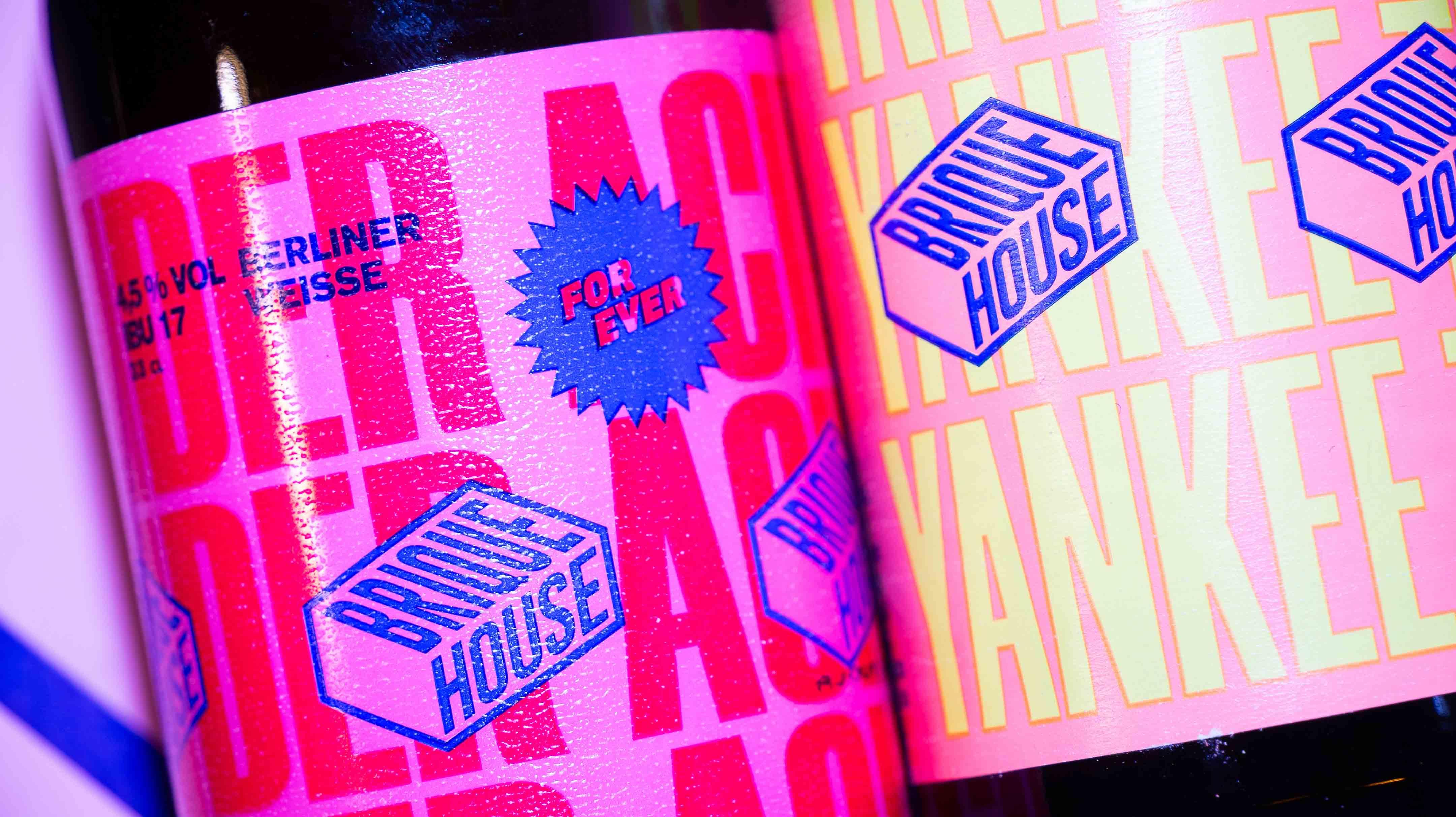 Zoom sur les étiquettes de deux bières, ambiance 90's rose