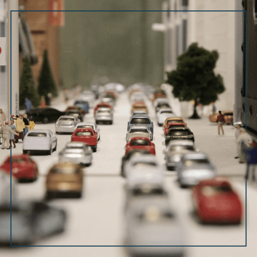 Ein Stau aus Spielzeugautos mit verschwommenen Rändern