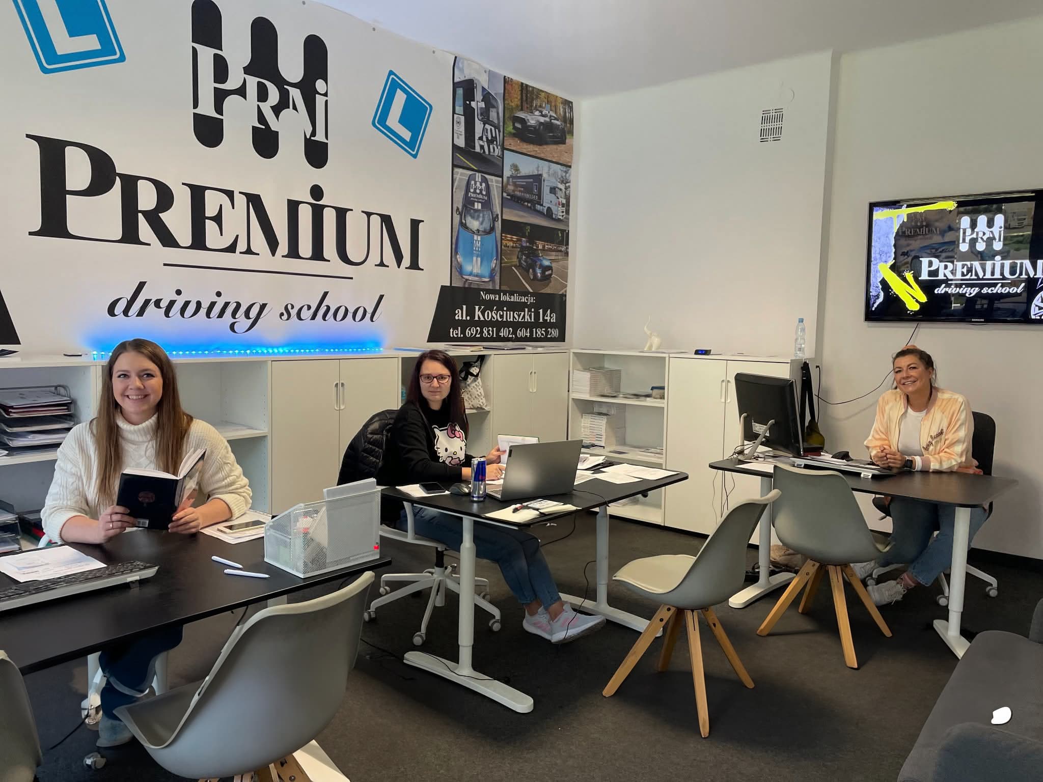 Pracownice Premium Driving School przy biurkach w sali biurowej