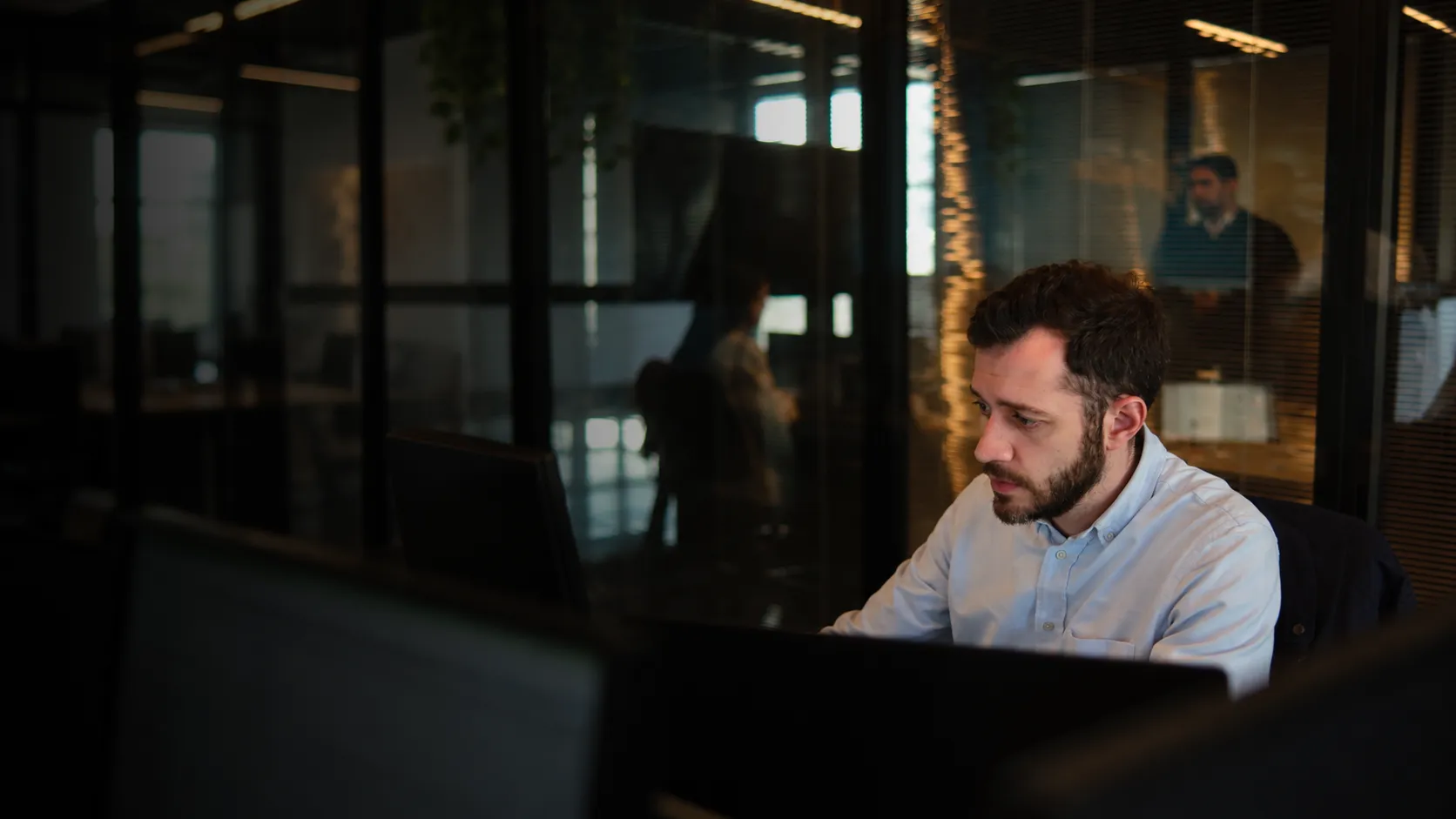 Consultor da Directcon analisando dados no computador