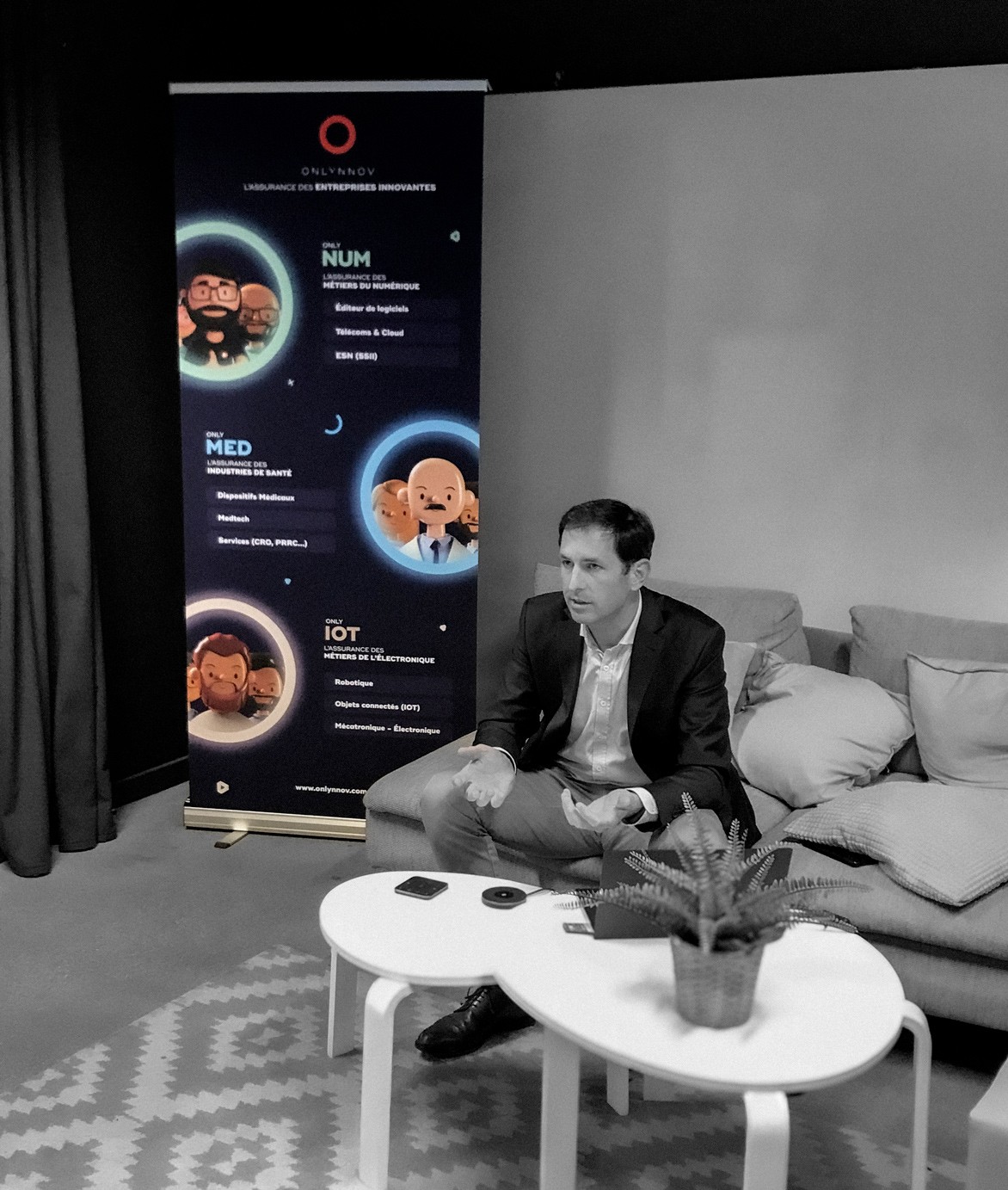 eye-catching-rollup-banner-designed-by-nathan-bijaoui-for-onlynnov-event-branding-and-visual-identity