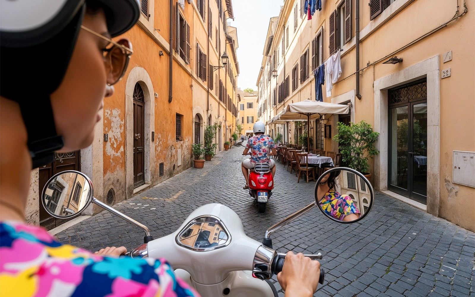 游客们正骑着 Vespa 穿行在罗马特拉斯提弗列区的鹅卵石街道上。