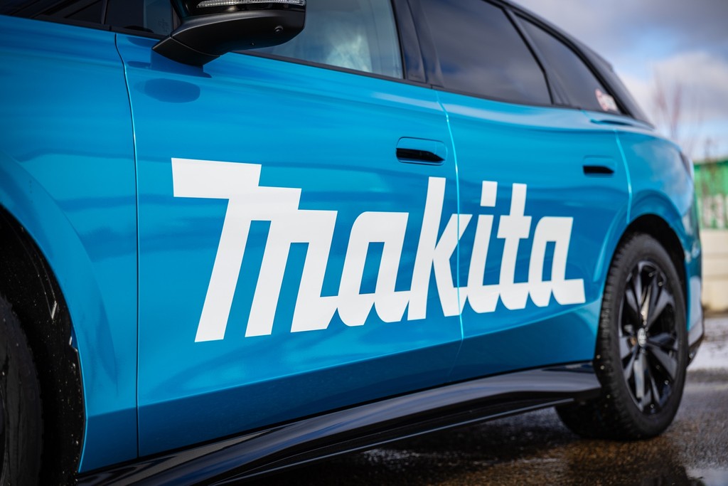 Folierad VW ID.4 i Makitas turkosa färg med 4Signs bildekor.