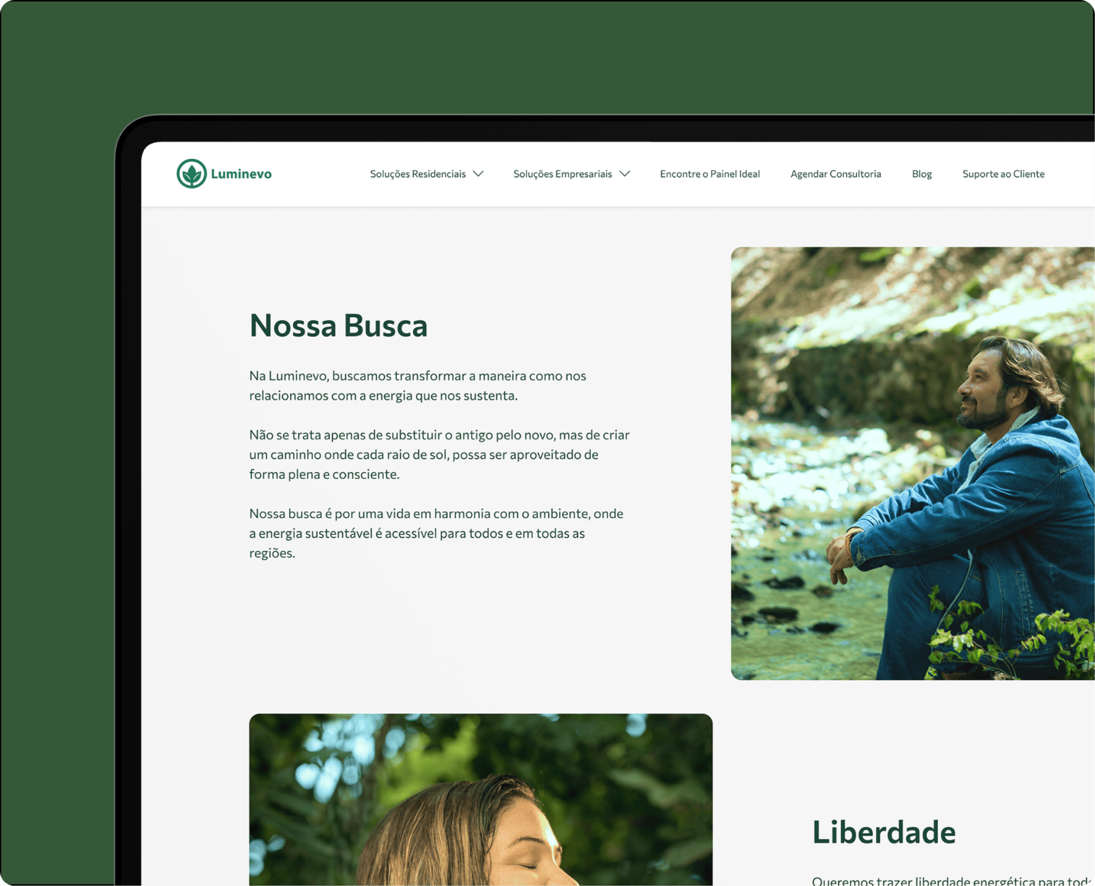 Tela de um laptop moderno exibindo um Website e E-commerce chamado Luminevo, uma empresa sustentável de painéis solares