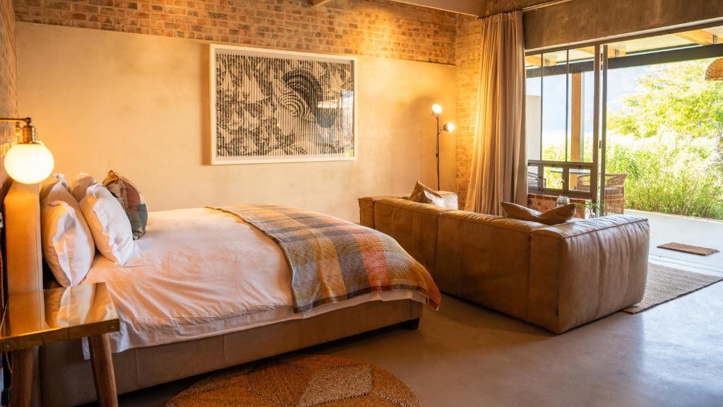 De Zeven bedroom and sitting area opening onto the garden