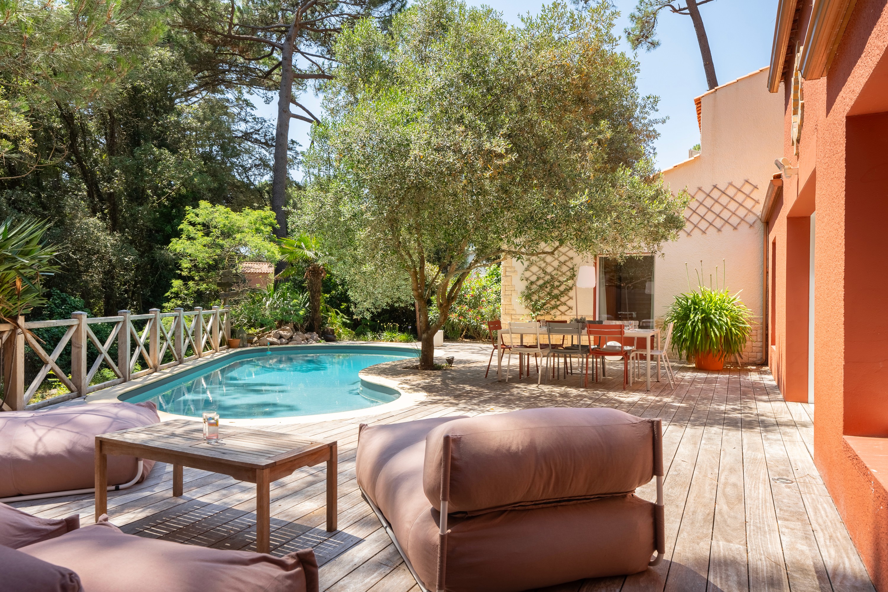 Salon lumineux dans une villa moderne, photographie immobilière par Robin Masson