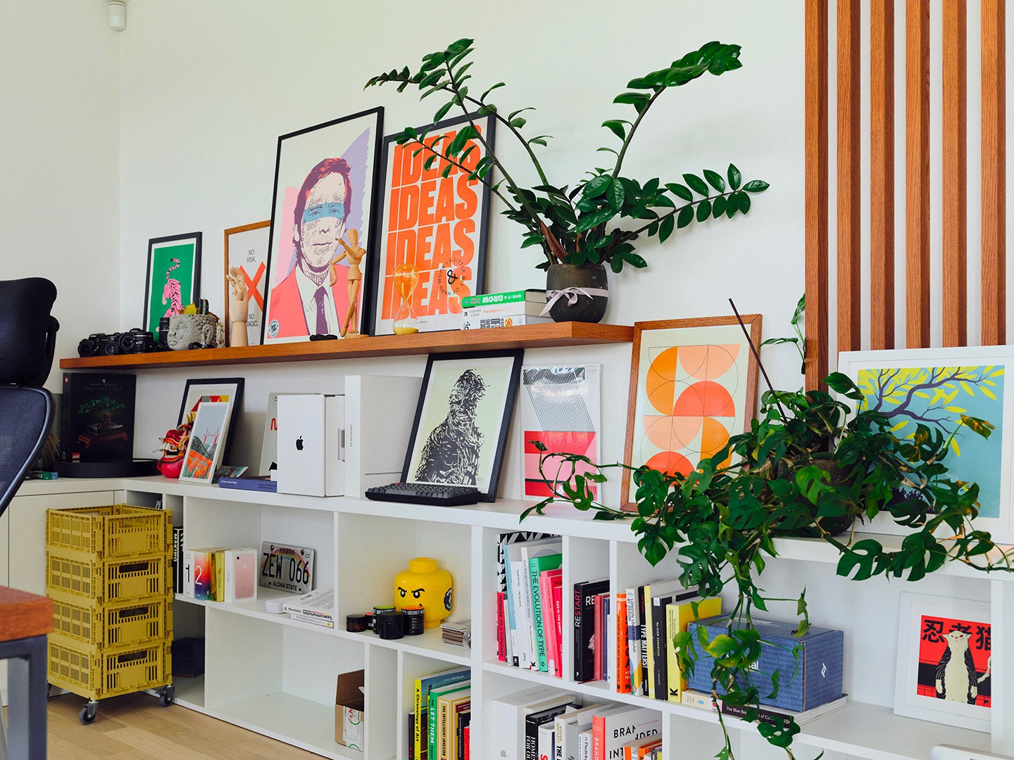 Článek na Design Bod o nahlédnutí do pracovního home office českého designéra Luboše Volkova, kde se setkává estetika, funkčnost a osobní inspirace. místo plné rostlin, knih a nápadů, které formují jeho kreativní proces UX designera.