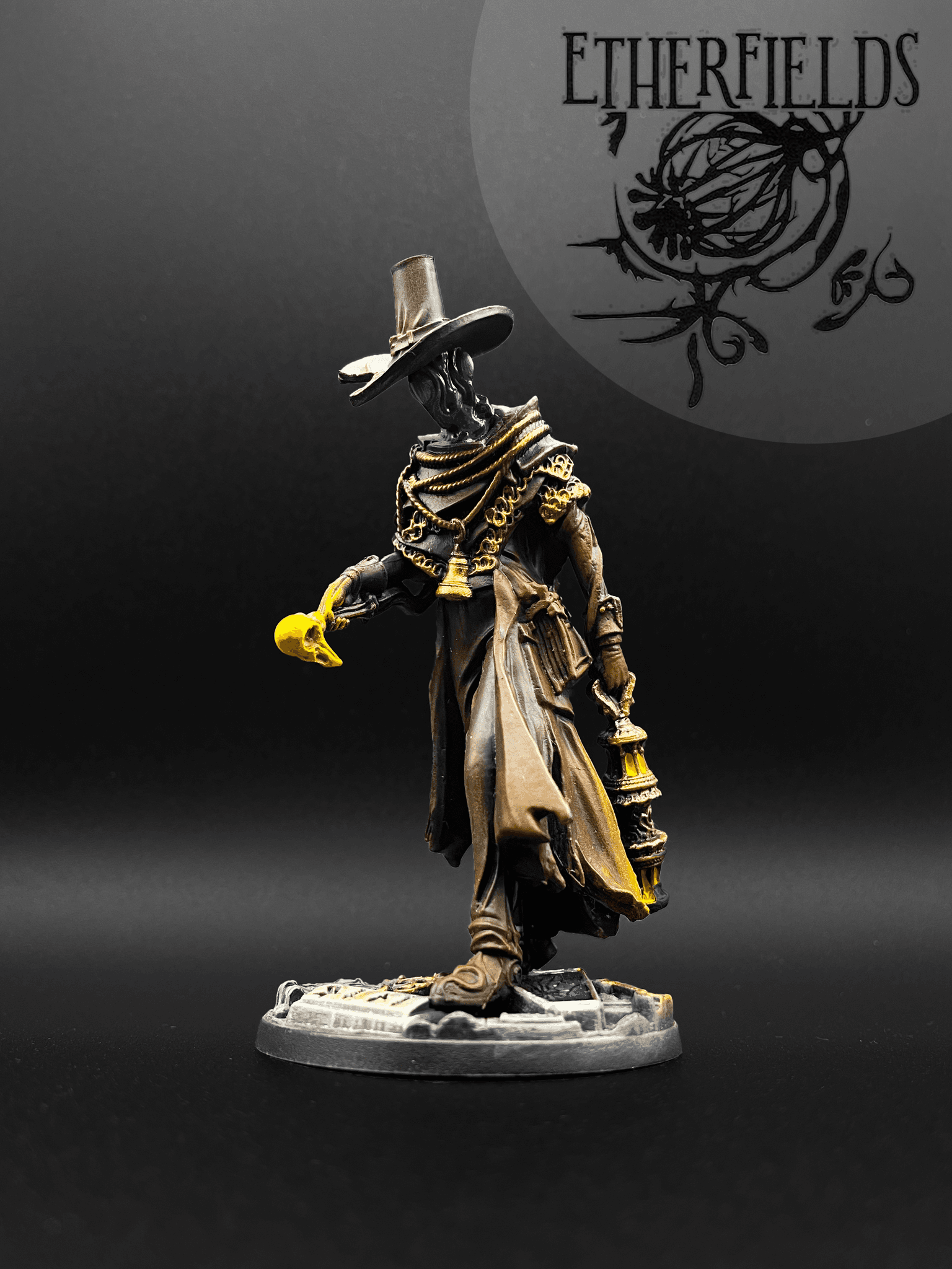 Ručně malovaná figurka z hry Etherfields, postava v klobouku s lucernou