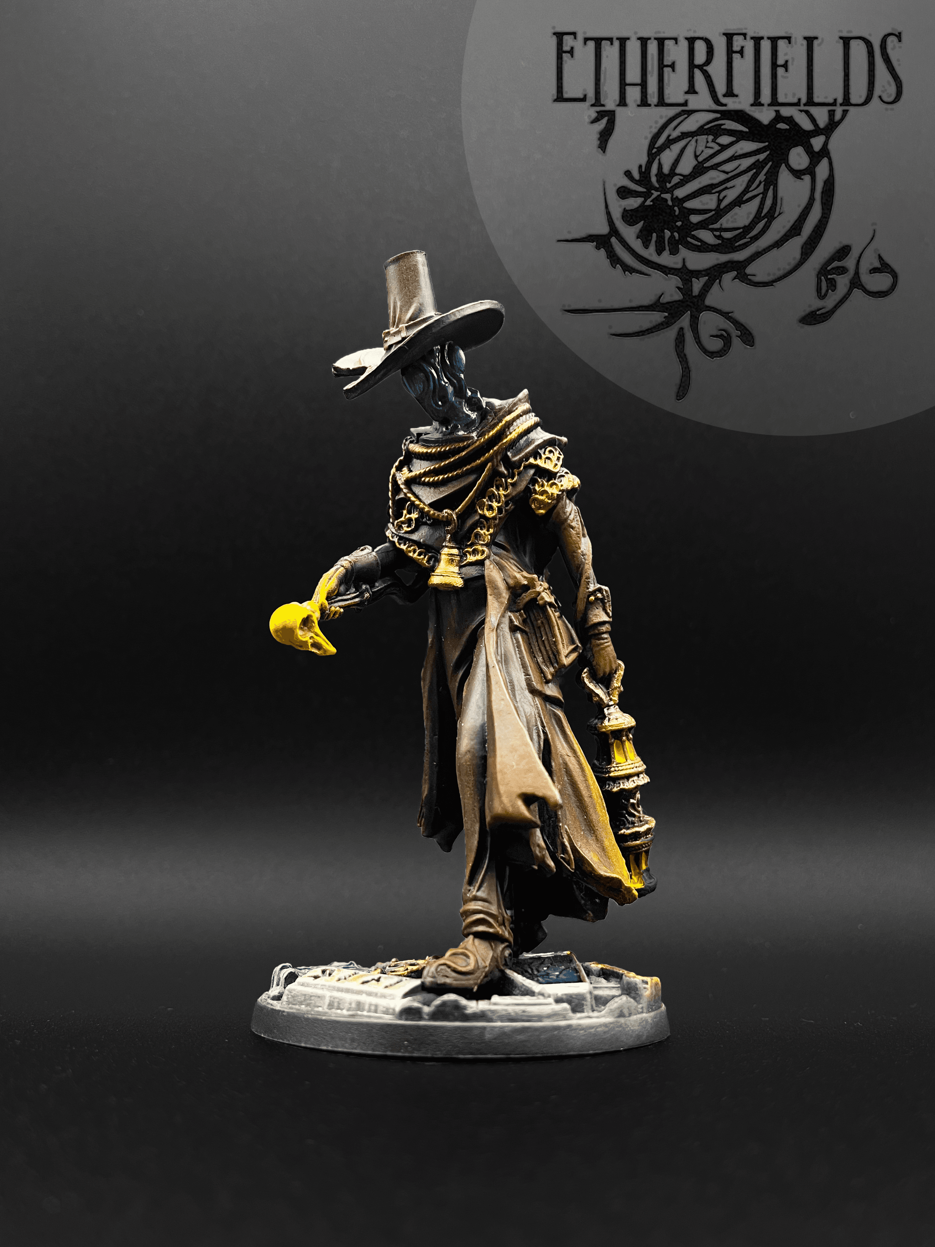 Ručně malovaná figurka z hry Etherfields, postava v klobouku s lucernou