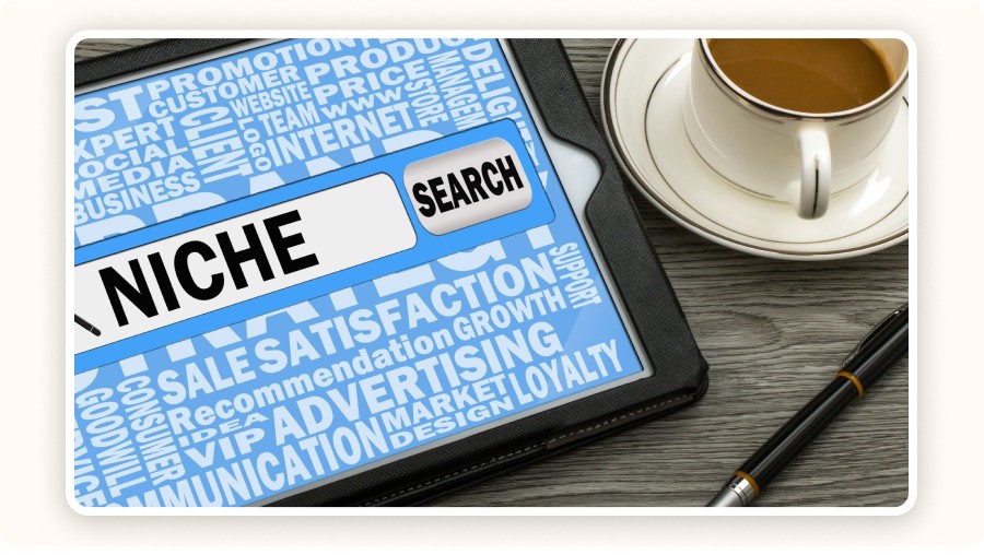 Recherche de niche marketing affichée sur tablette avec tasse café.