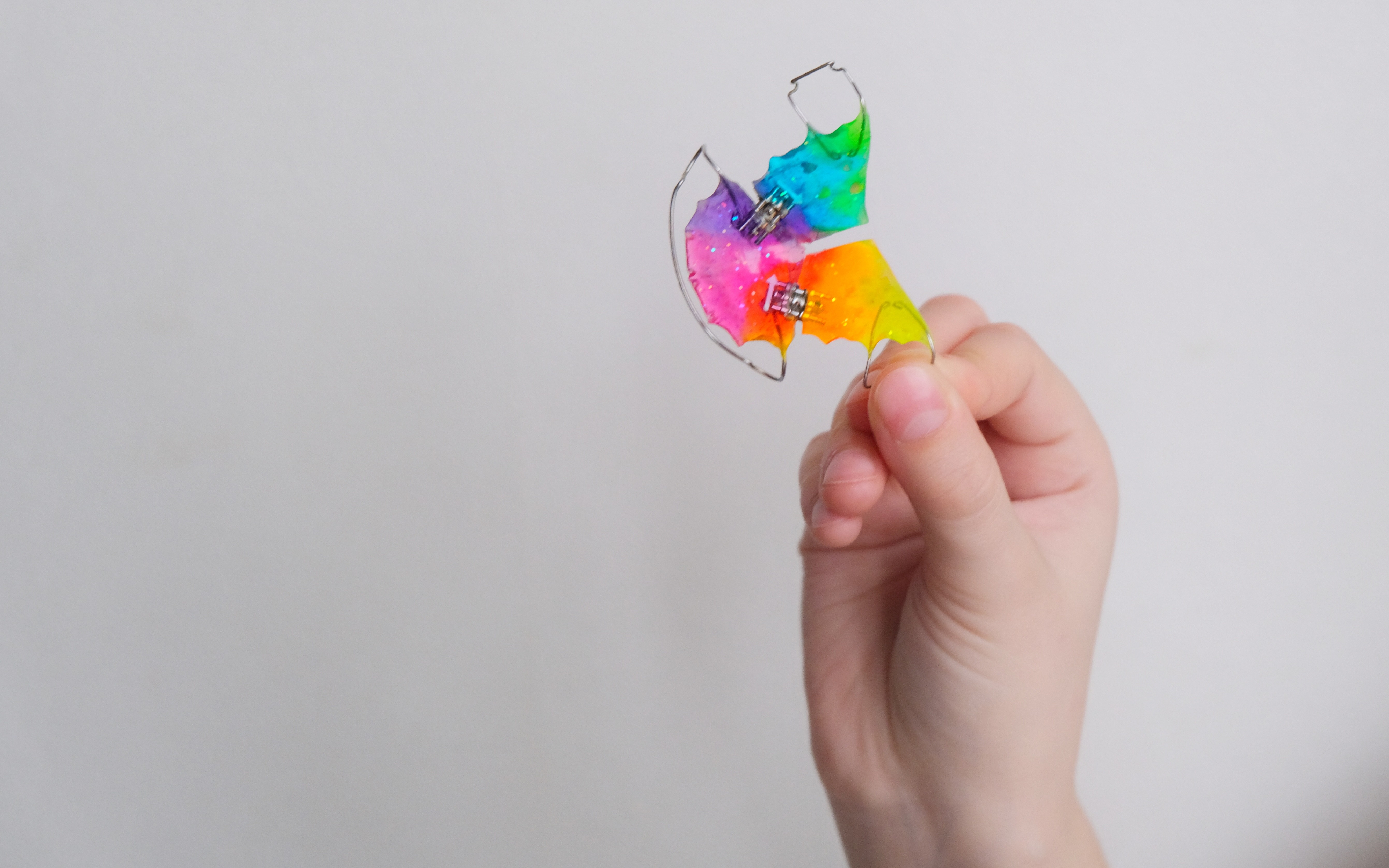Lose Zahnspange für Kinder mit farbigem Kunststoffkörper und Drahtbügel